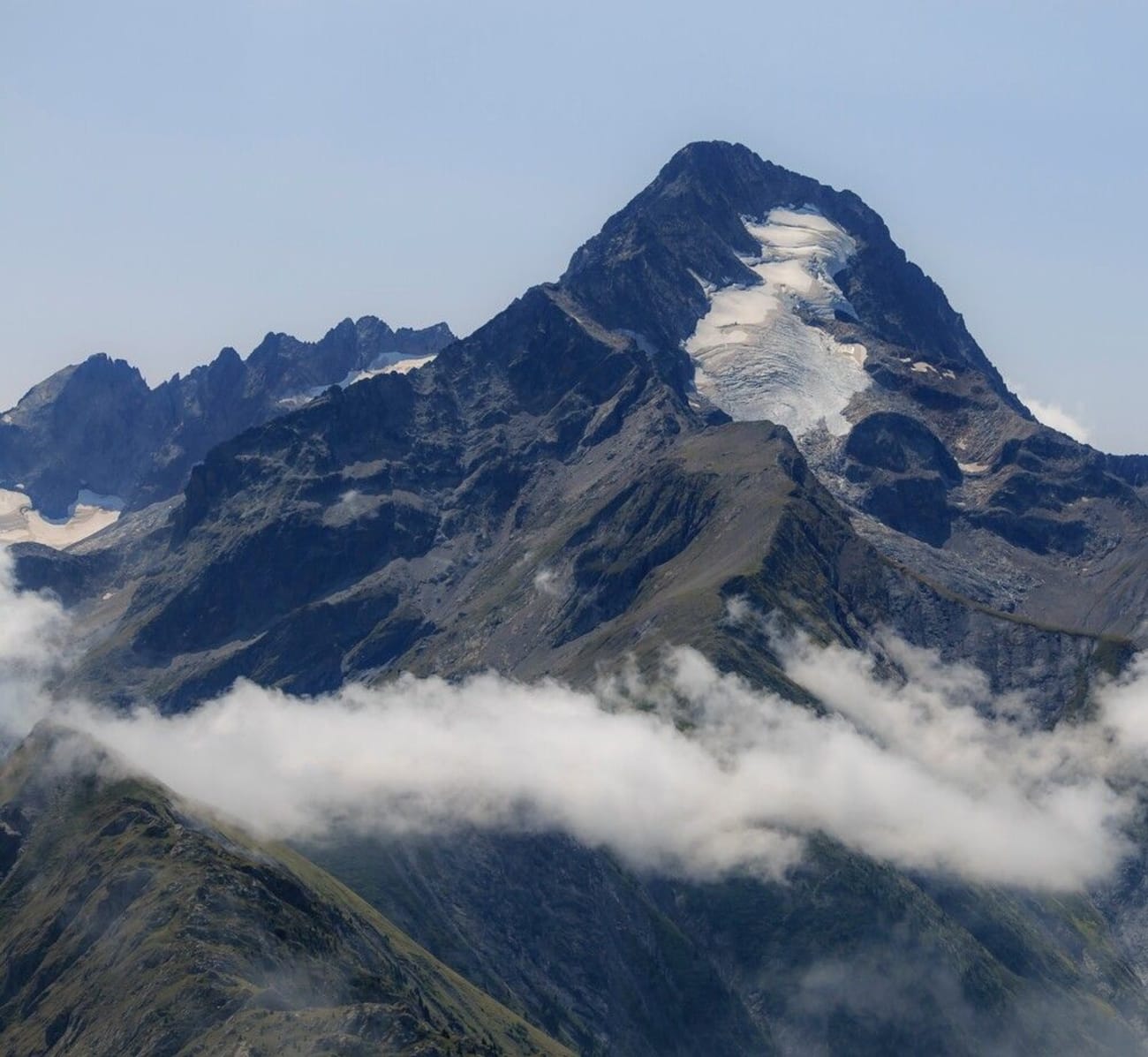 Vue sur la roche de la Muzelle dans les Écrins.