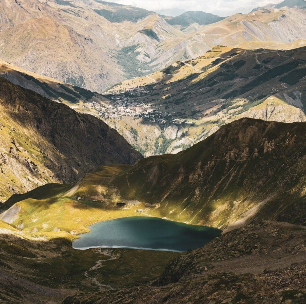 Vue plongeante sur le lac de la Muzelle.