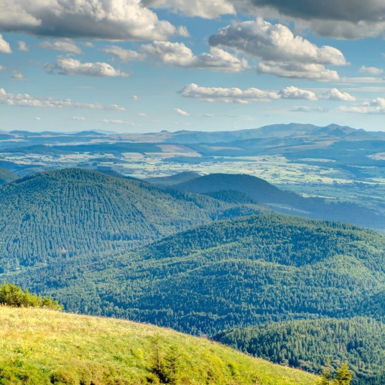Randonnée chemin des Muletiers : vue panoramique sur la chaîne des volcans depuis le sommet du puy de Dôme