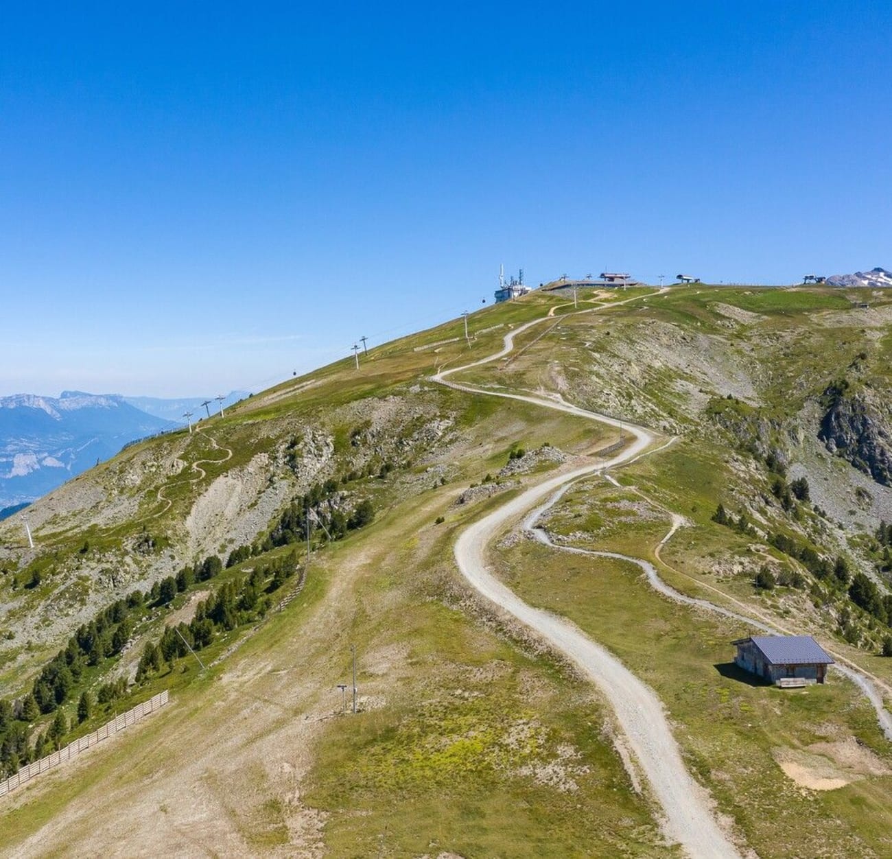 Sentier menant jusqu'à la croix de Chamrousse depuis le lac Achard.