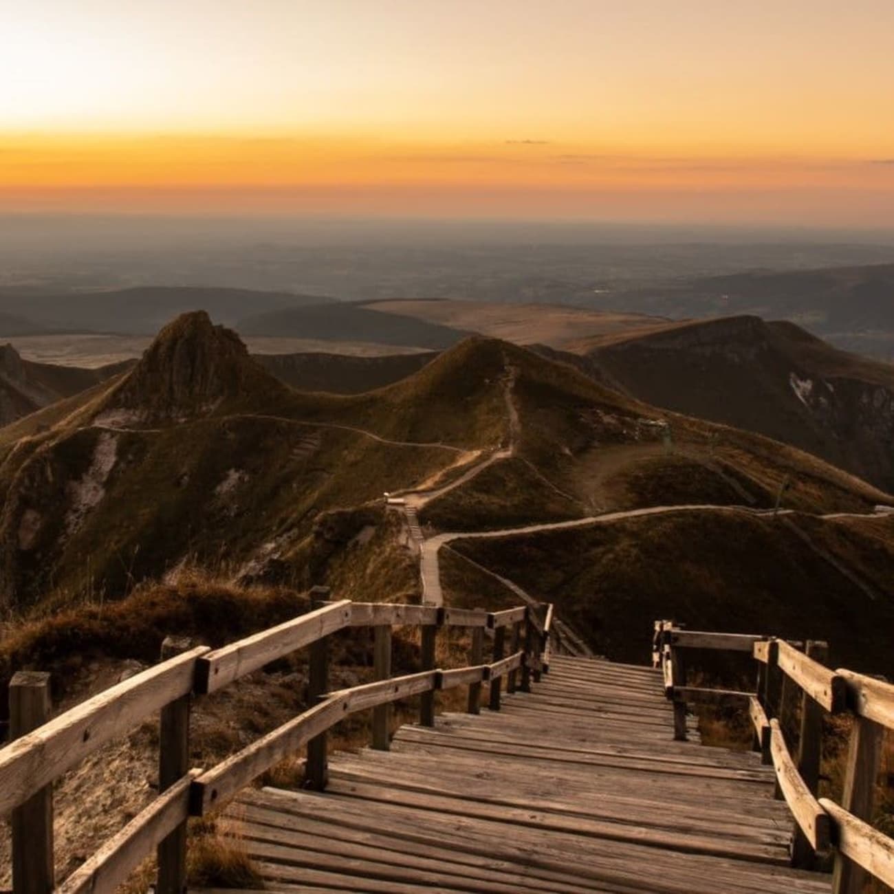 Randonnée Mont-Dore puy de Sancy : vue panoramique sur les volcans d'Auvergne au coucher du soleil