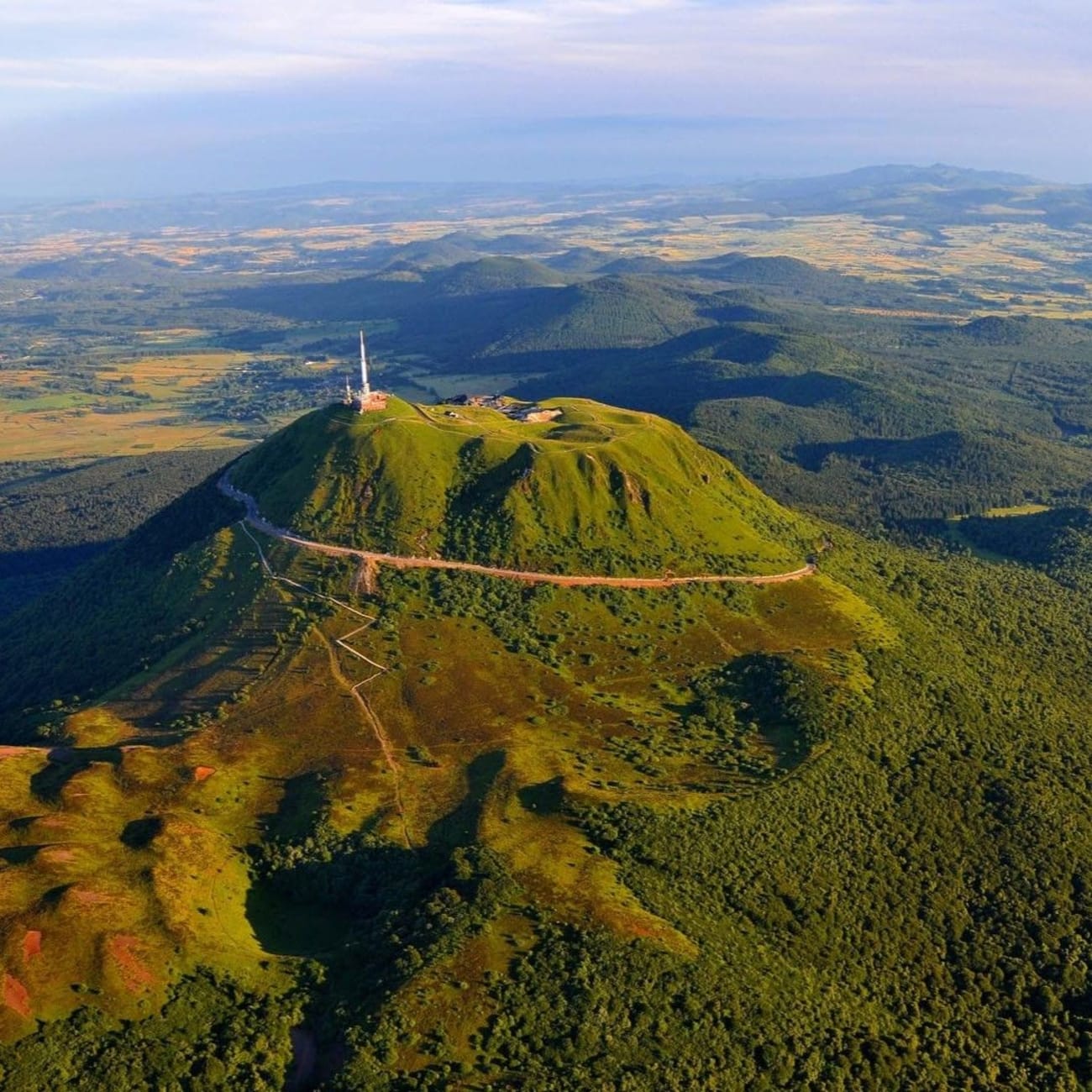 Randonnée puy de Dôme : vue aérienne du puy de Dôme au lever du soleil