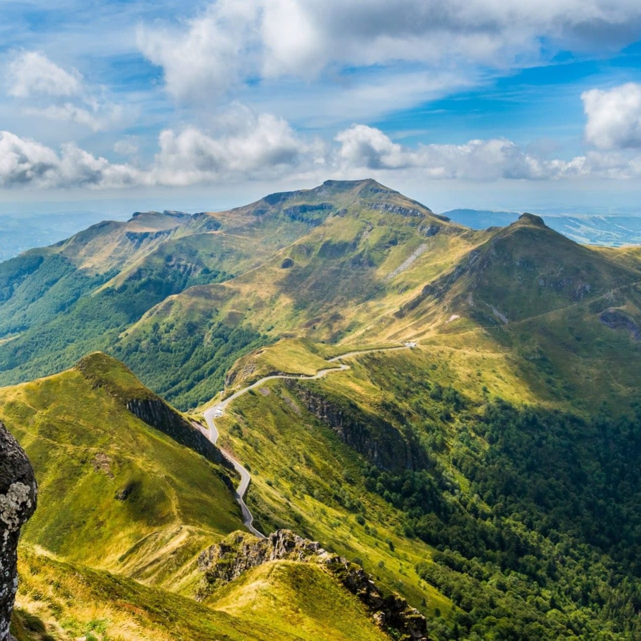 Randonnée puy Mary : vue depuis le sommet sur les volcans d'Auvergne