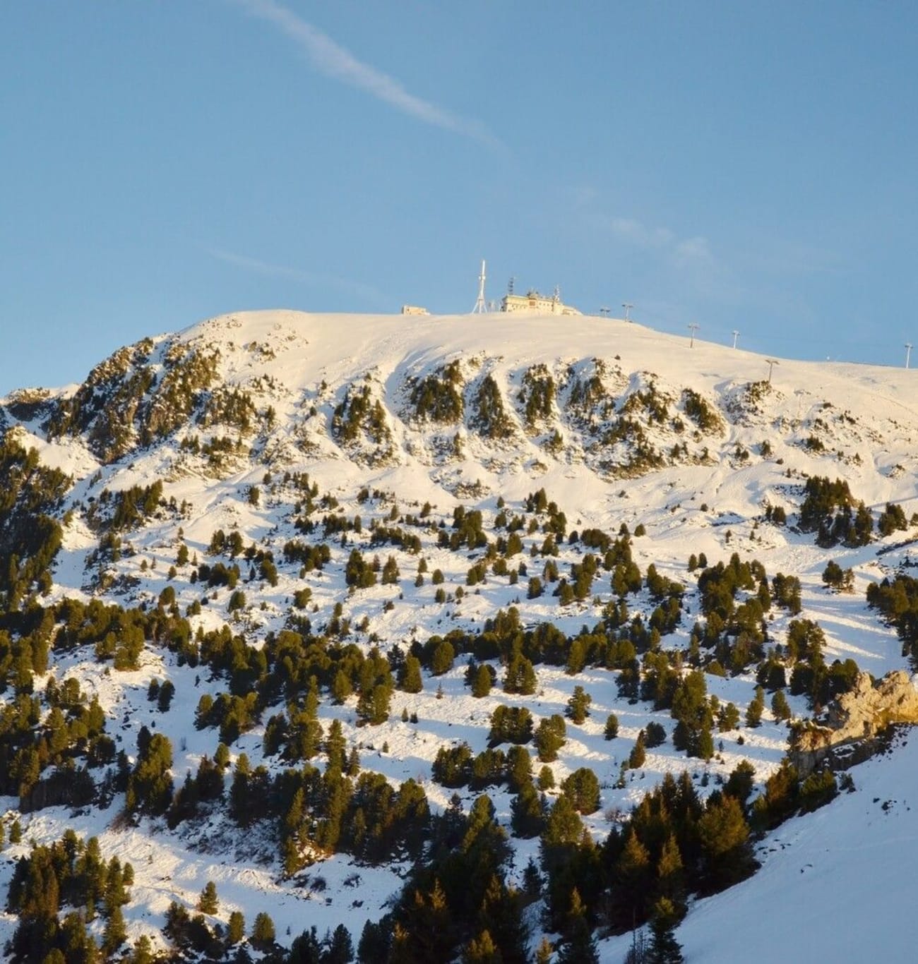 Raquettes à Chamrousse : photo du sommet de Chamrousse enneigé.