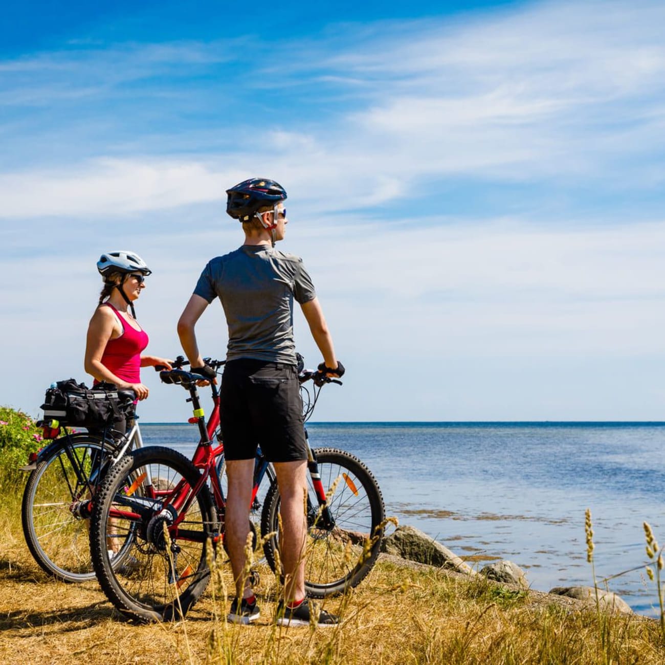Randonnée pointe Saint-Gildas : couple à vélo regardant la mer
