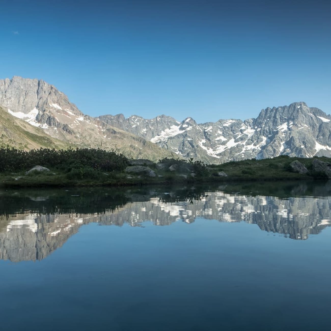 Randonnée lac du Lauzon : montagne reflétant dans une étendue d'eau