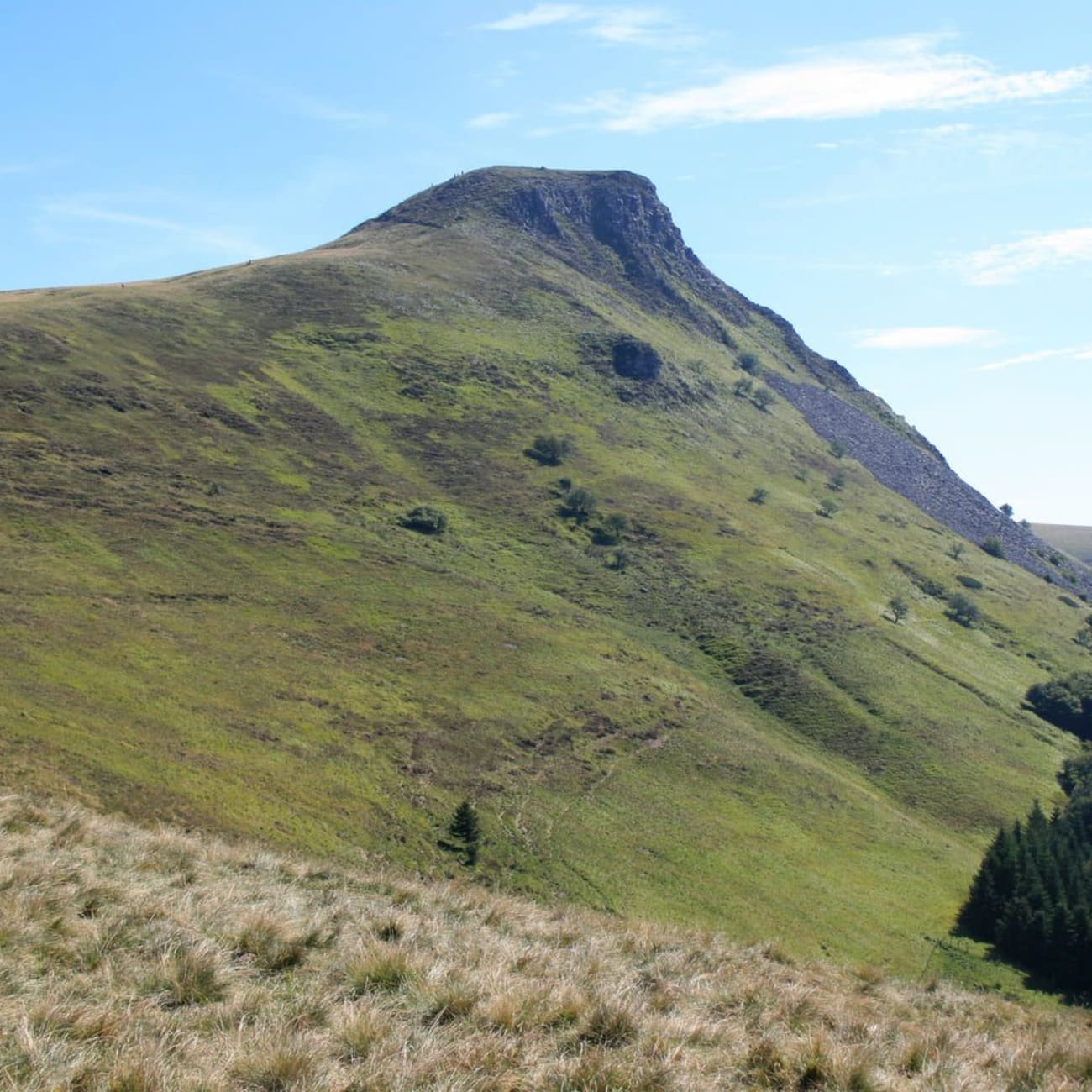 Randonnée banne d'Ordanche : sommet montagneux verdoyant sous ciel bleu