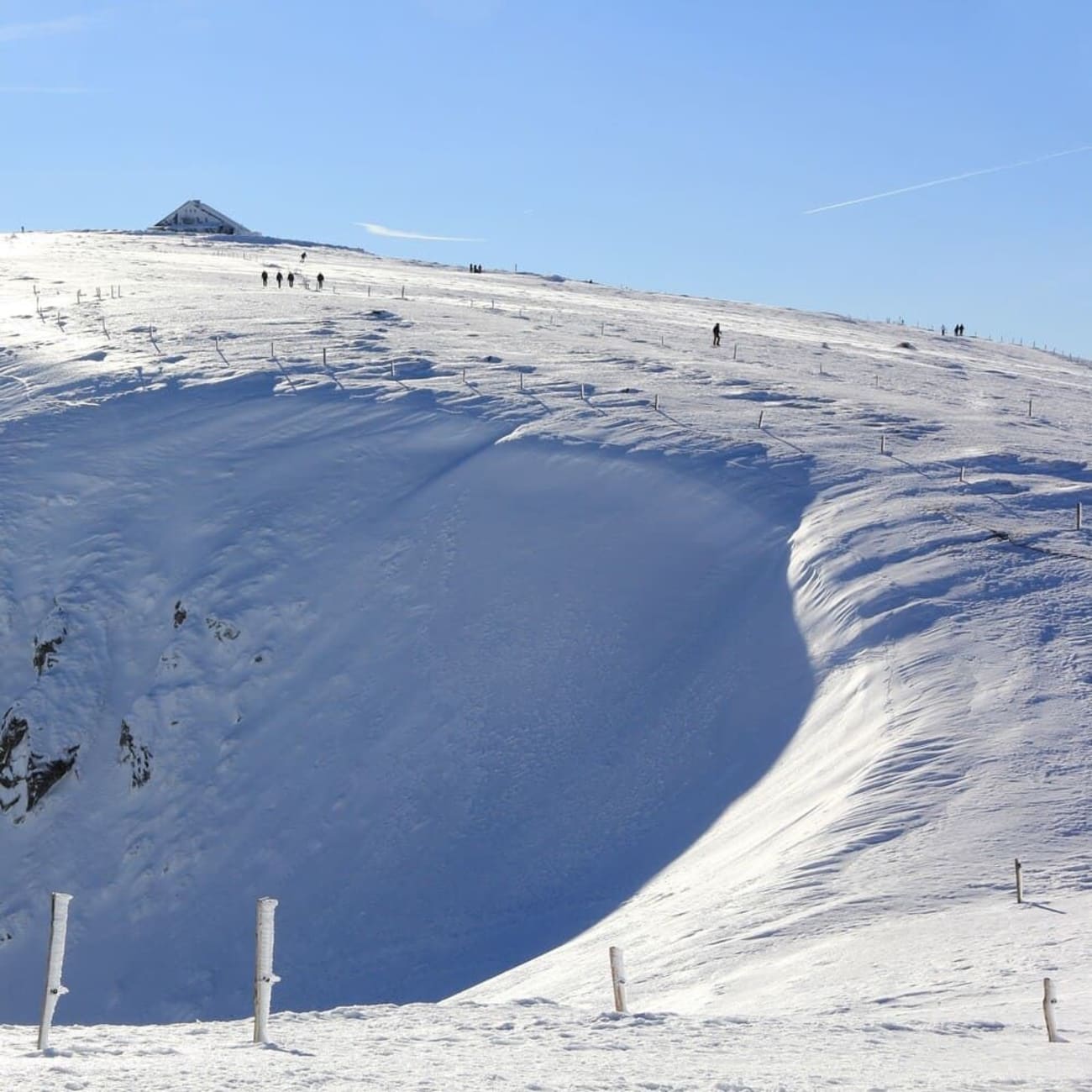 Rando raquettes Vosges : vue sur le sommet du Hohneck enneigé