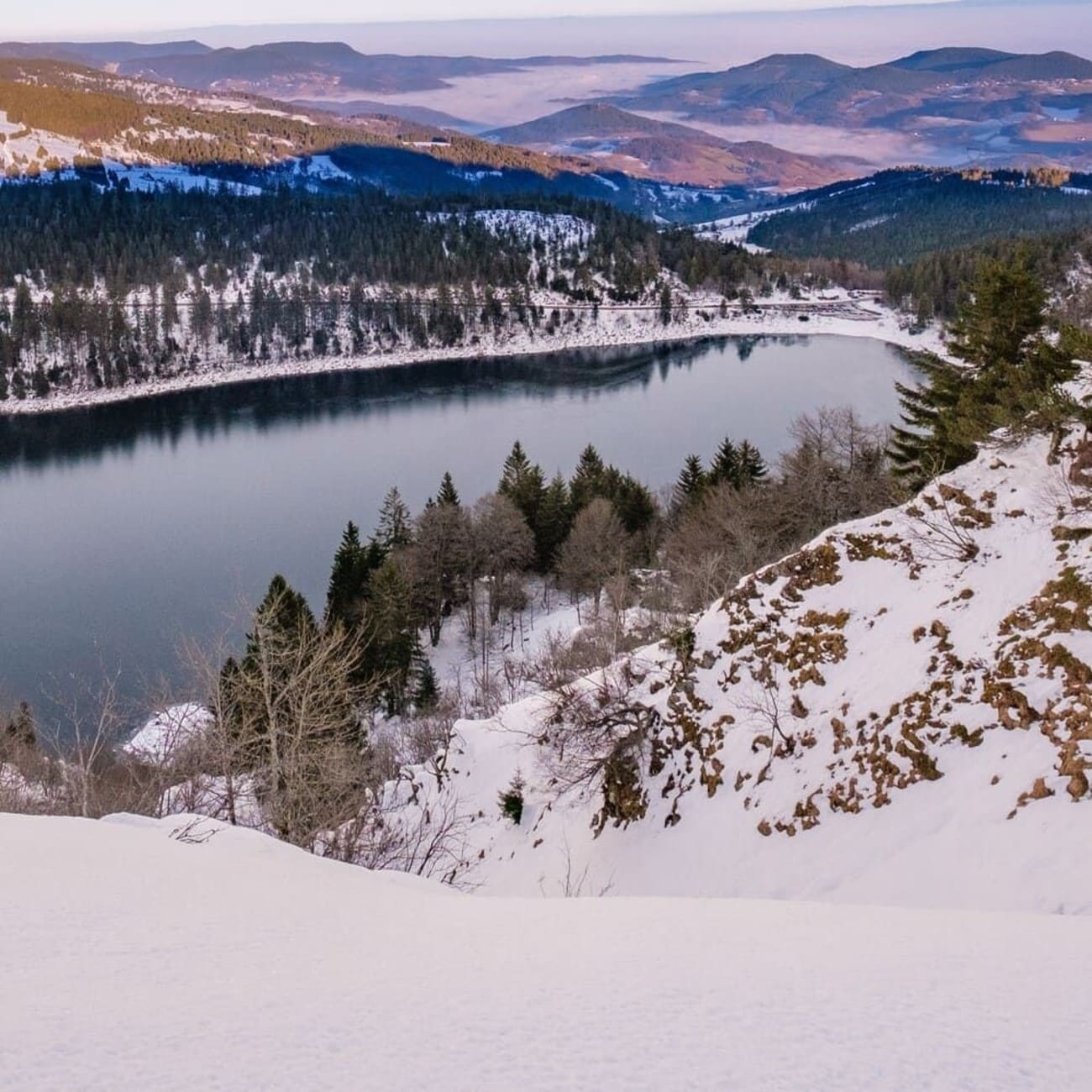 Rando raquettes Vosges : le lac Blanc, sa forêt environnante et ses paysages couverts de neige