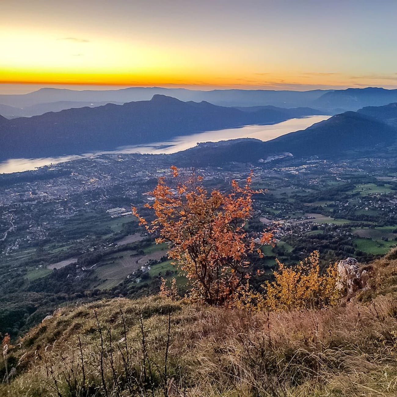 Randonnée mont Revard : vue sur plaine et lac avec coucher de soleil