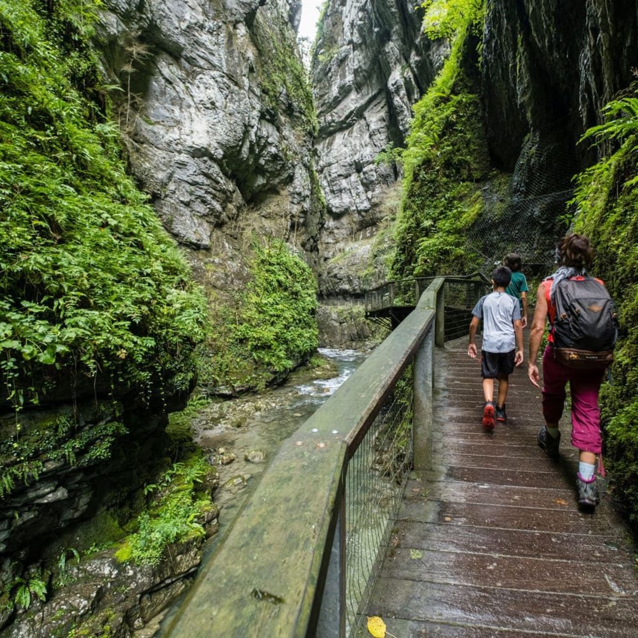 Randonnée passerelle d'Holzarte : famille de randonneurs sur pont en bois au pied de gorges rocheuses