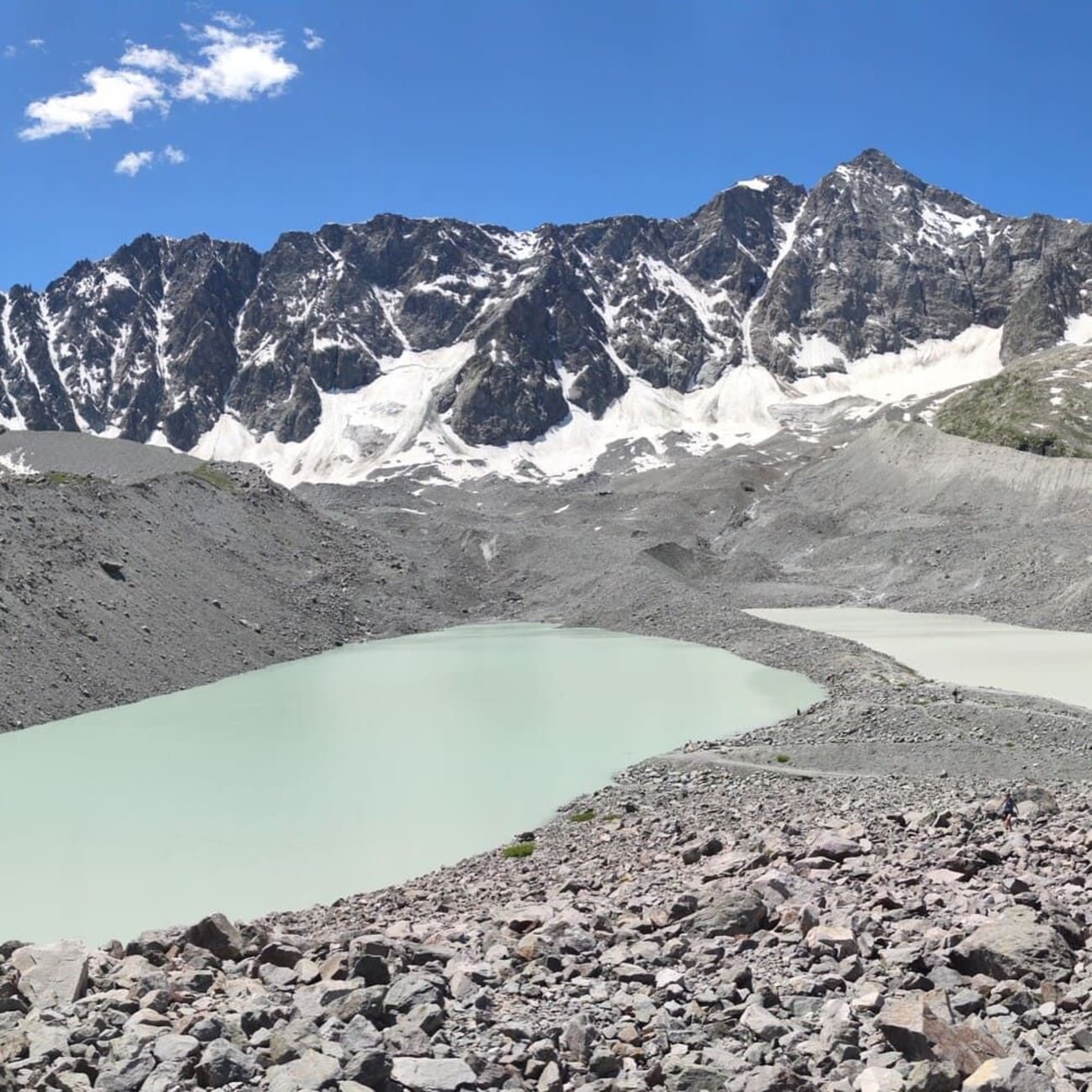 Randonnée lac d'Arsine : vue sur le lac dans les pierriers, et le glacier en arrière-plan