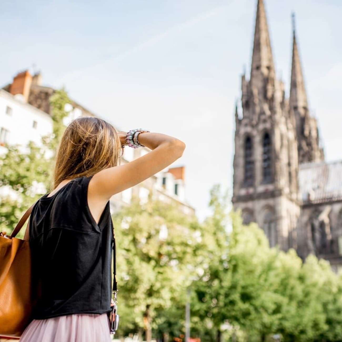 Femme regardant le patrimoine historique de Clermont-Ferrand en balade
