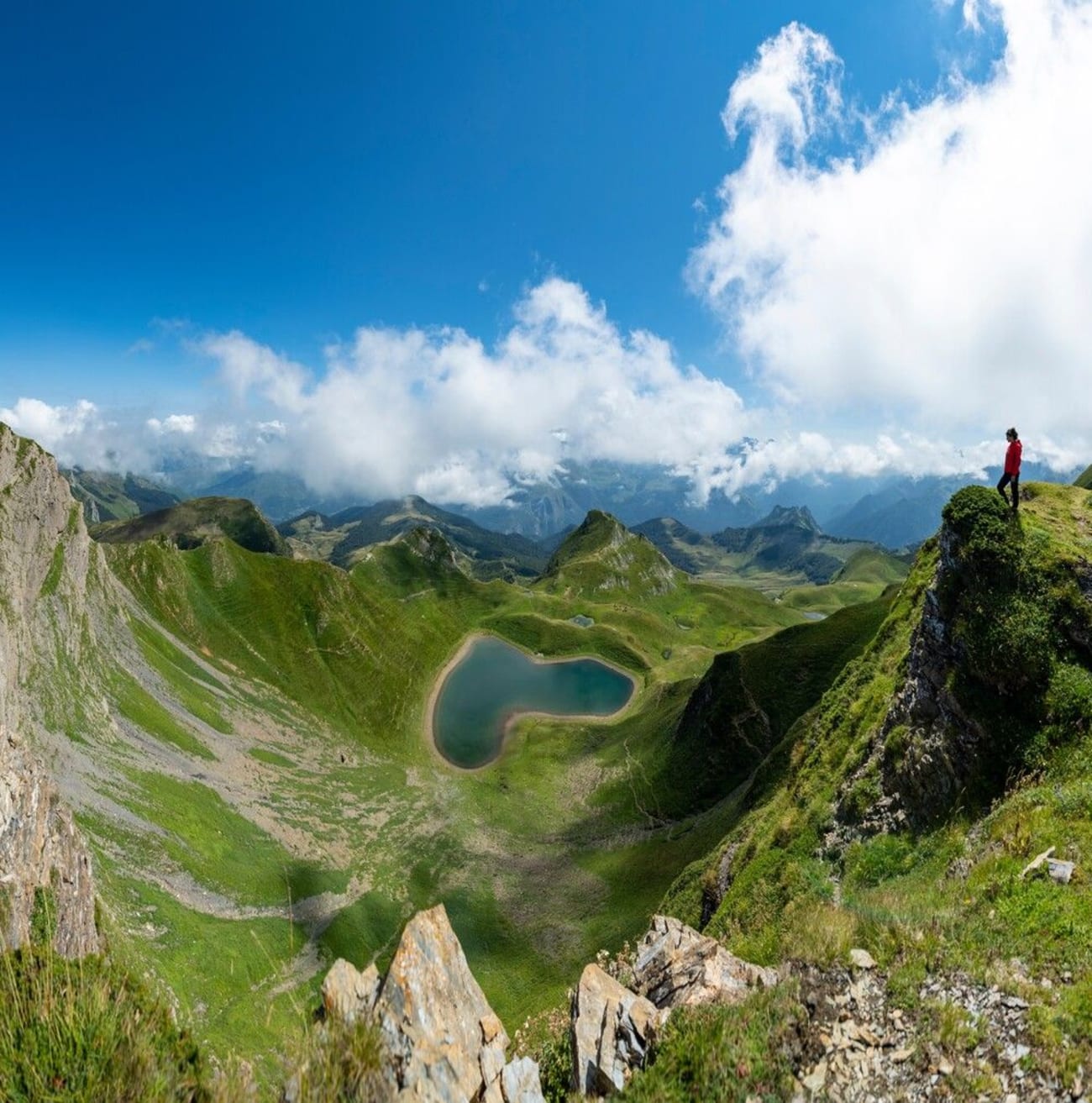 Photo d'un randonneur au lac de Montagnon situé à proximité de Pau