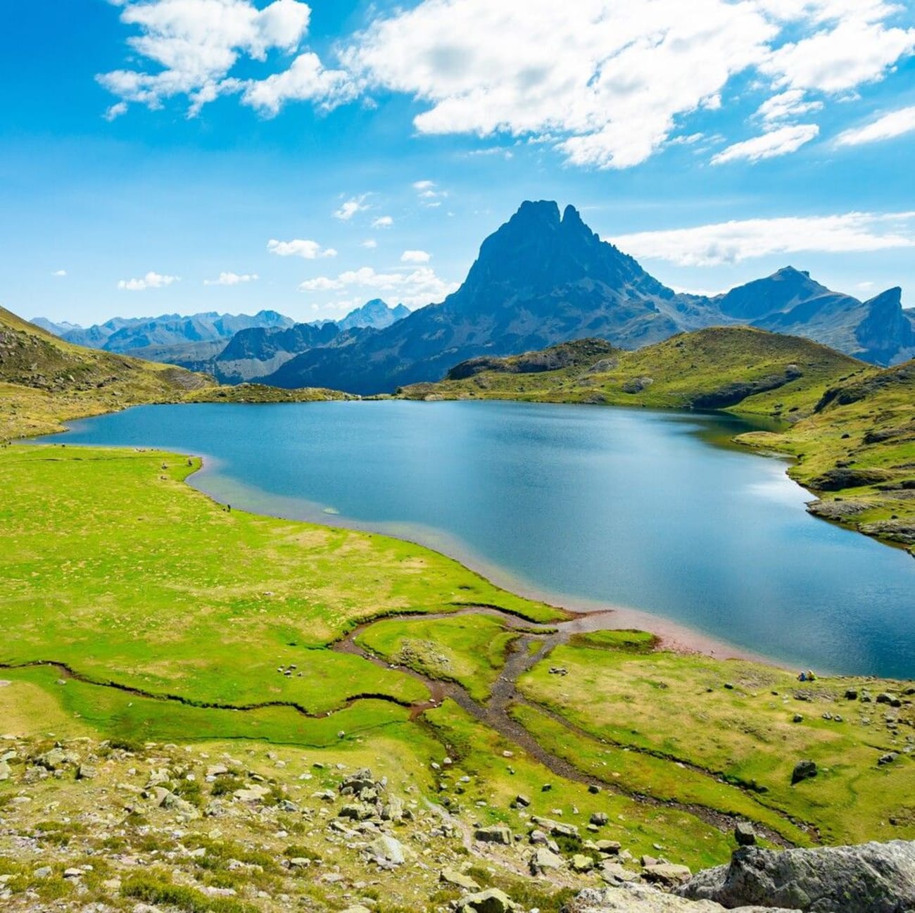 Photo du pic des midi et lacs des Ayous à faire en randonnée autour de Pau.