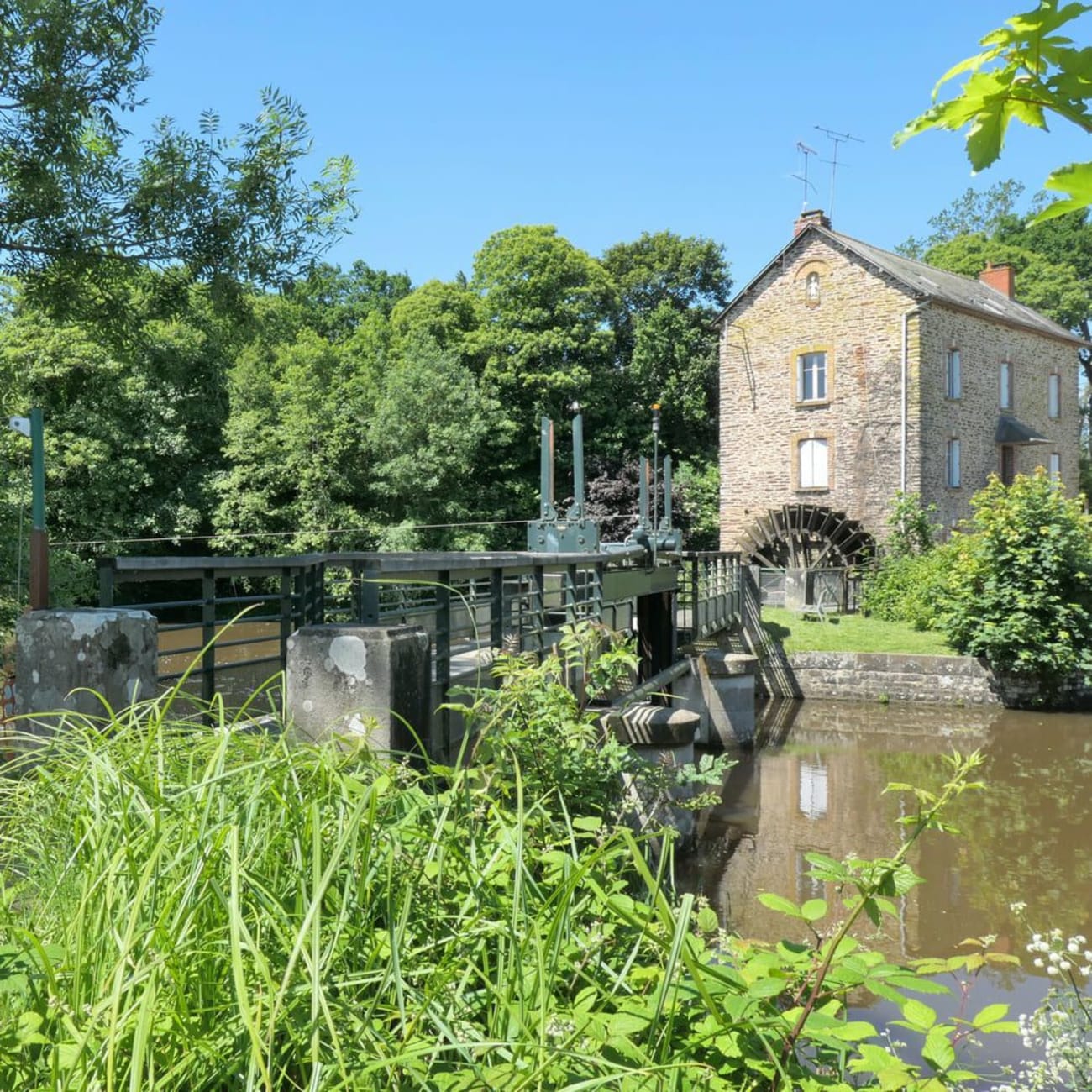 Balades Rennes : maison en pierres devant écluse