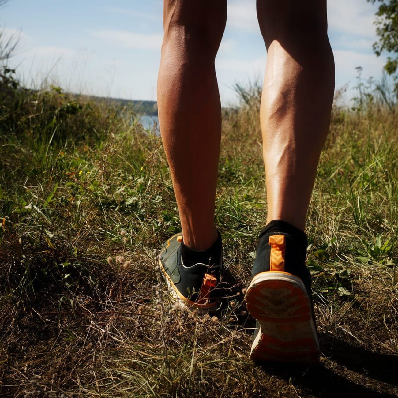 Balades Rennes : jambes et chaussures marchant dans herbe