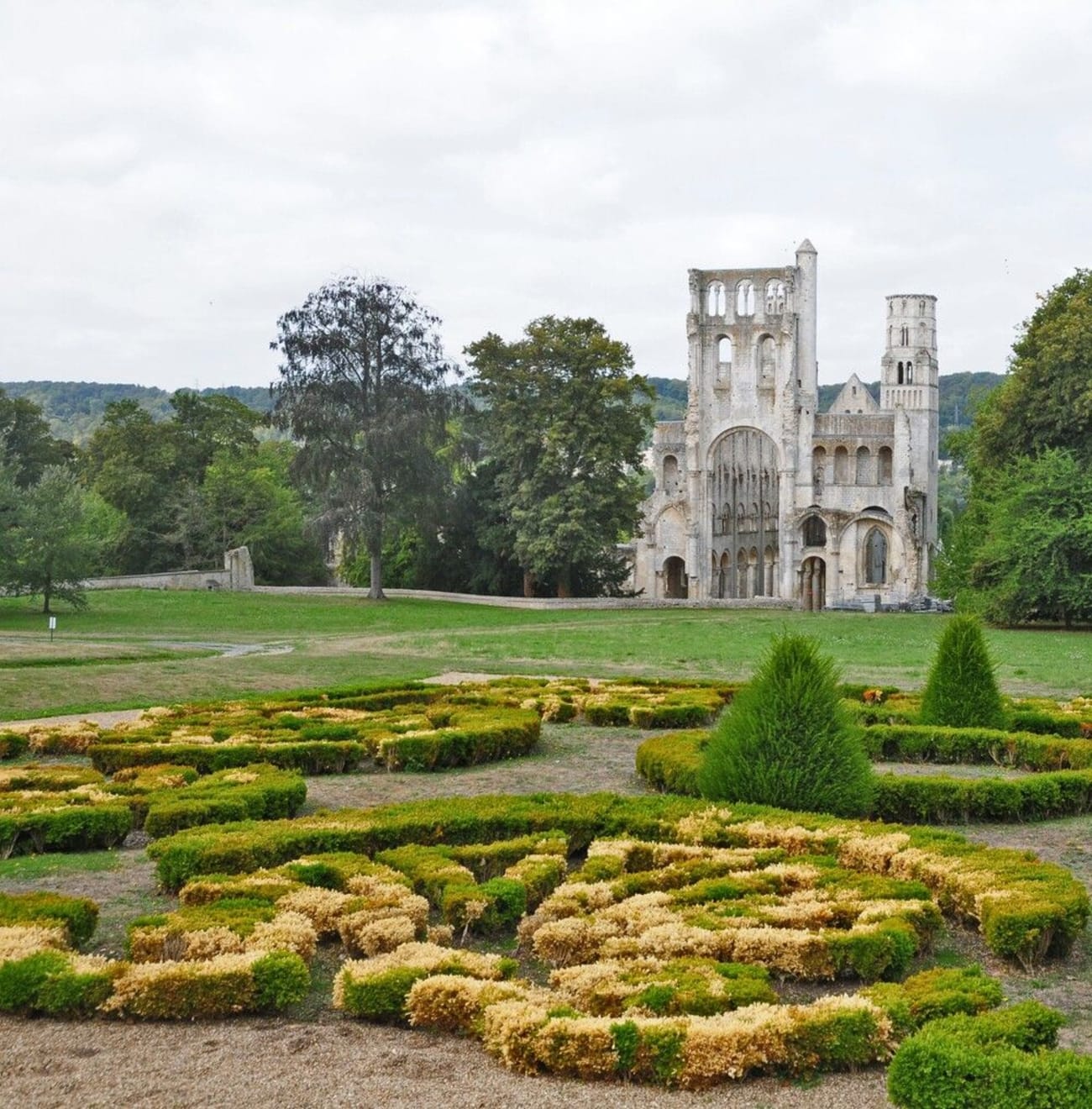 Randonnée autour de Rouen : photo de l'abbaye Saint-Pierre et de ses jardins.