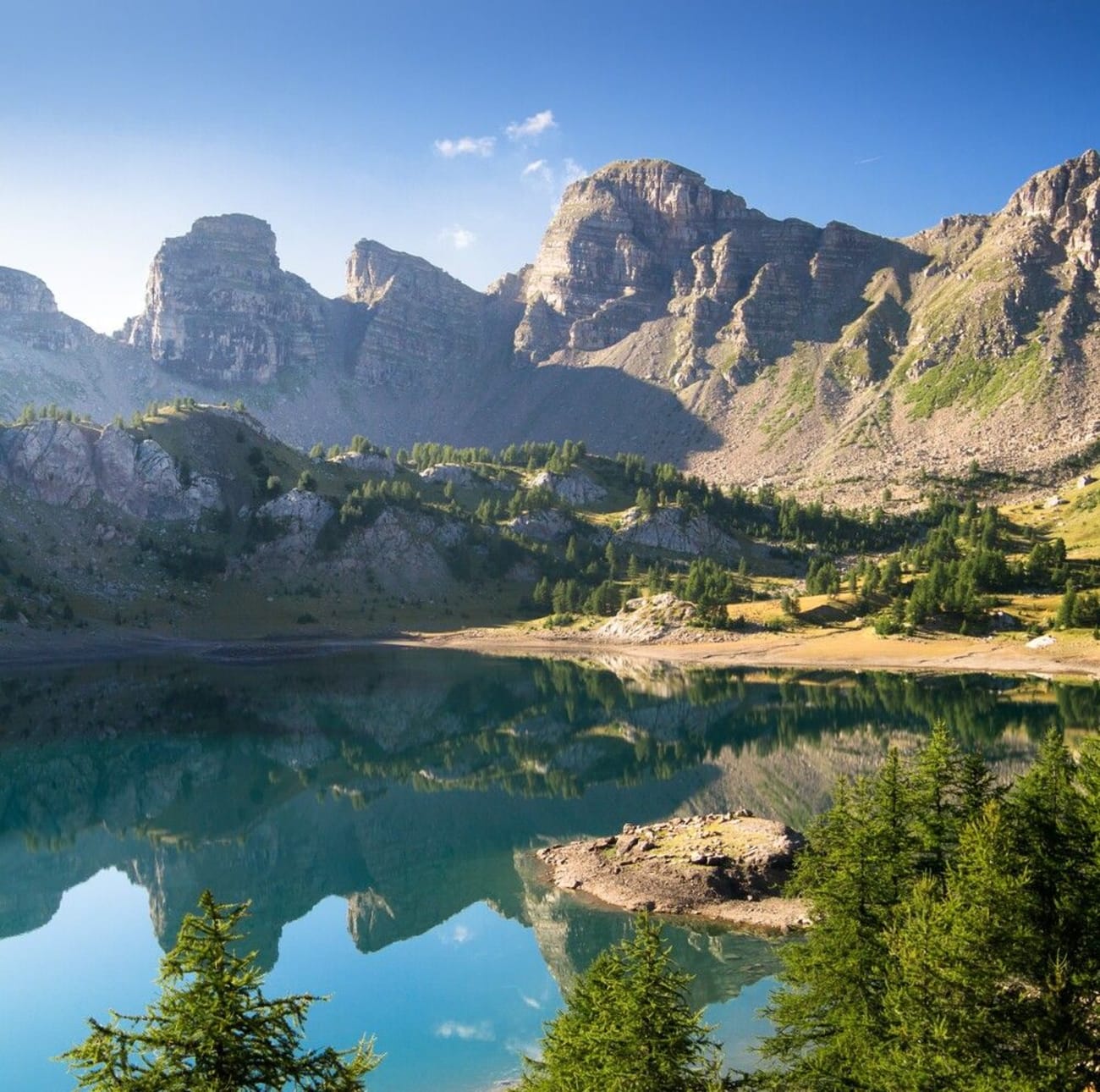 Photo des berges du lac d'Allos, en randonnée.