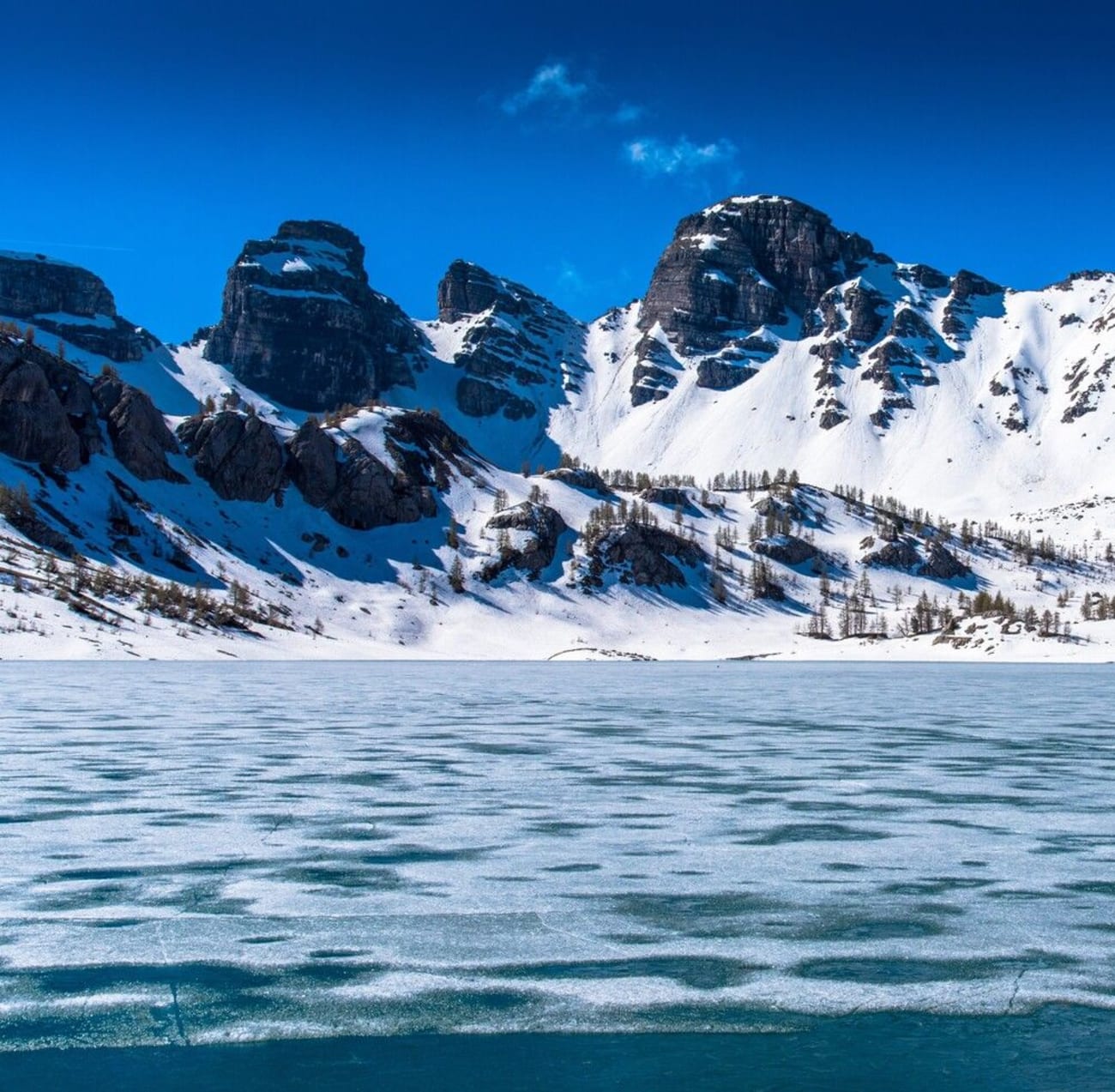 Photo du lac d'Allos en hiver, sous la neige.