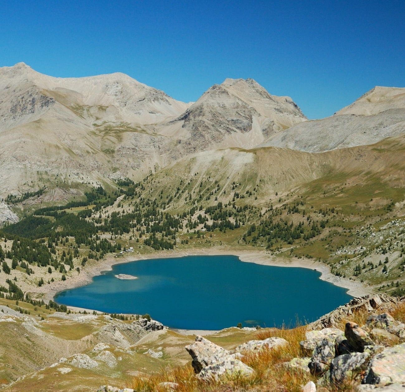 Photo du lac d'Allos vu depuis le col de l'Emcombrette.