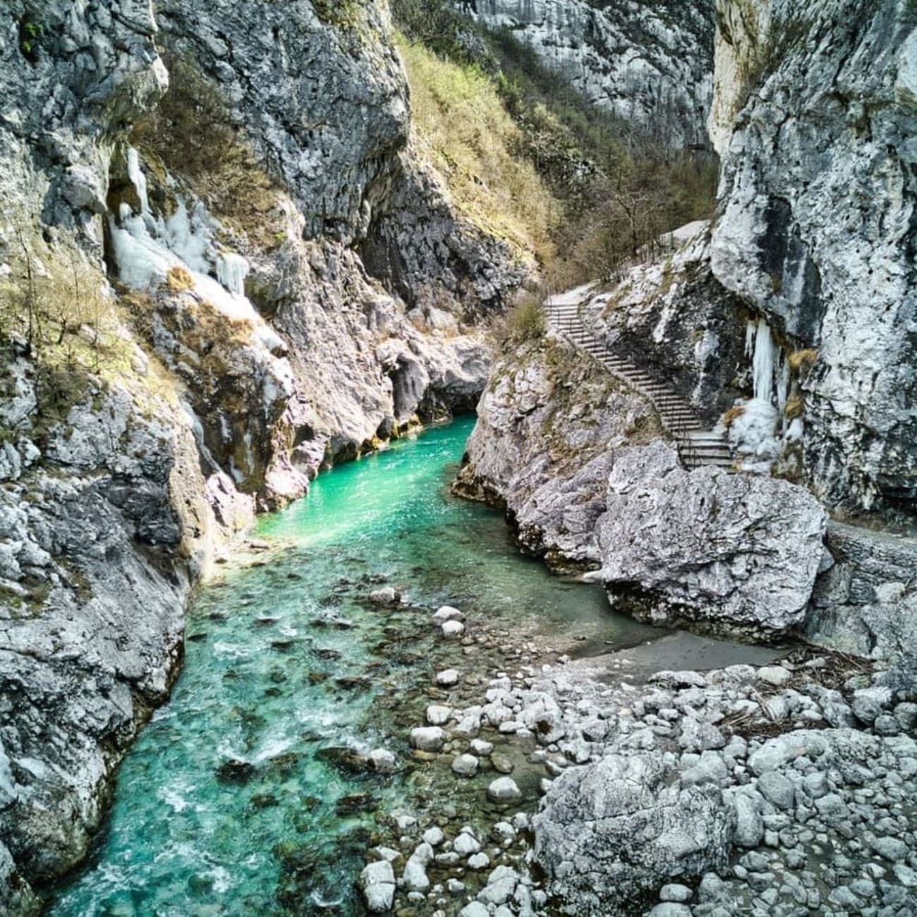Randonnée sentier Blanc Martel : eau turquoise serpentant entre les gorges rocheuses et escalier