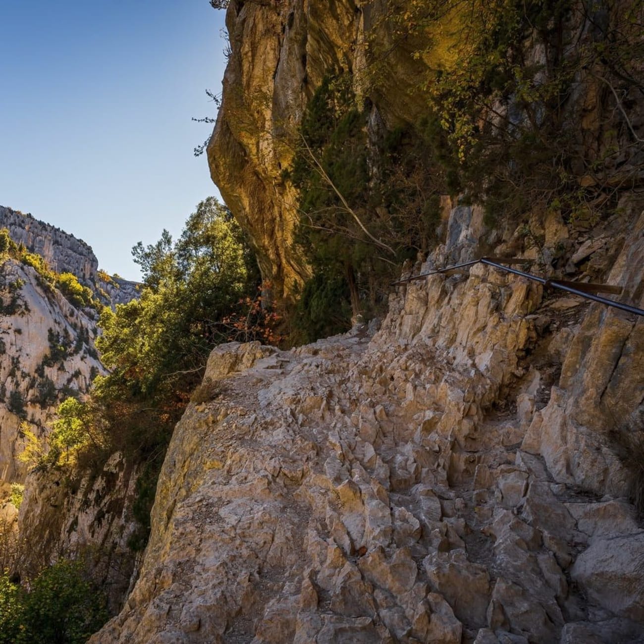 Randonnée sentier Blanc Martel : rampe le long d'une falaise