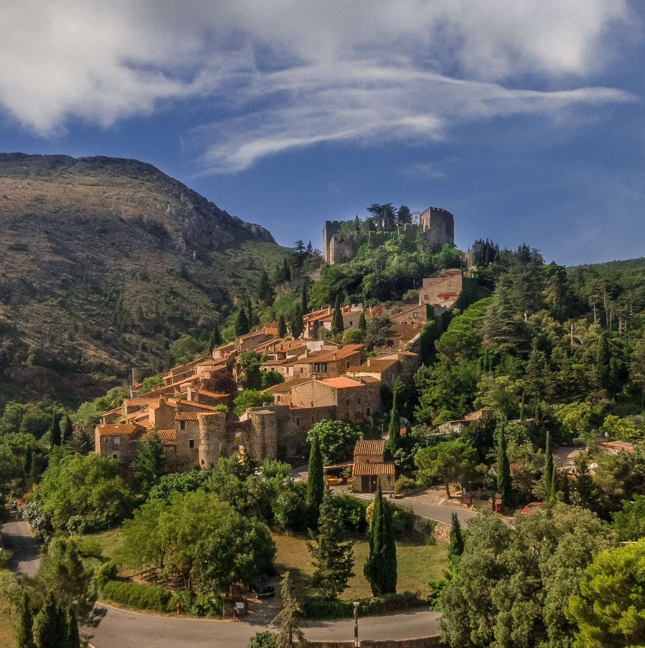 Randonnée Perpignan : vue sur le village de Castelnou avant l'ascension au roc de Majorque.