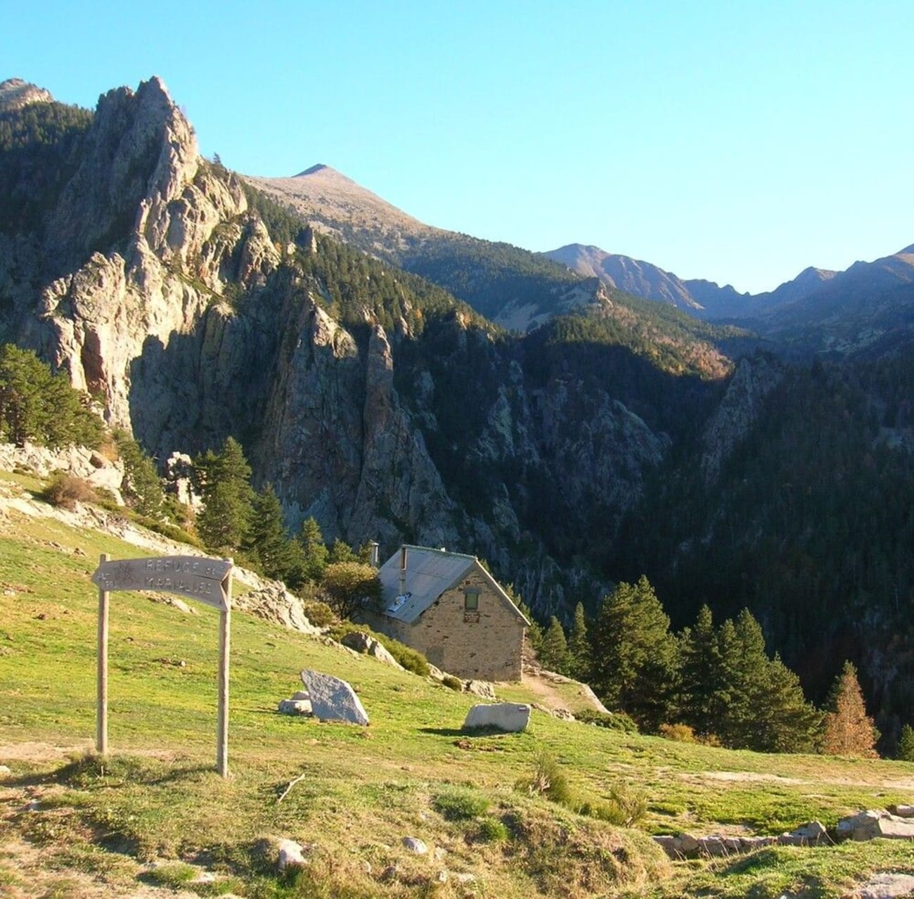 Vue sur le refuge de Mariailles, étape lors de la randonnée au pic du Canigou.