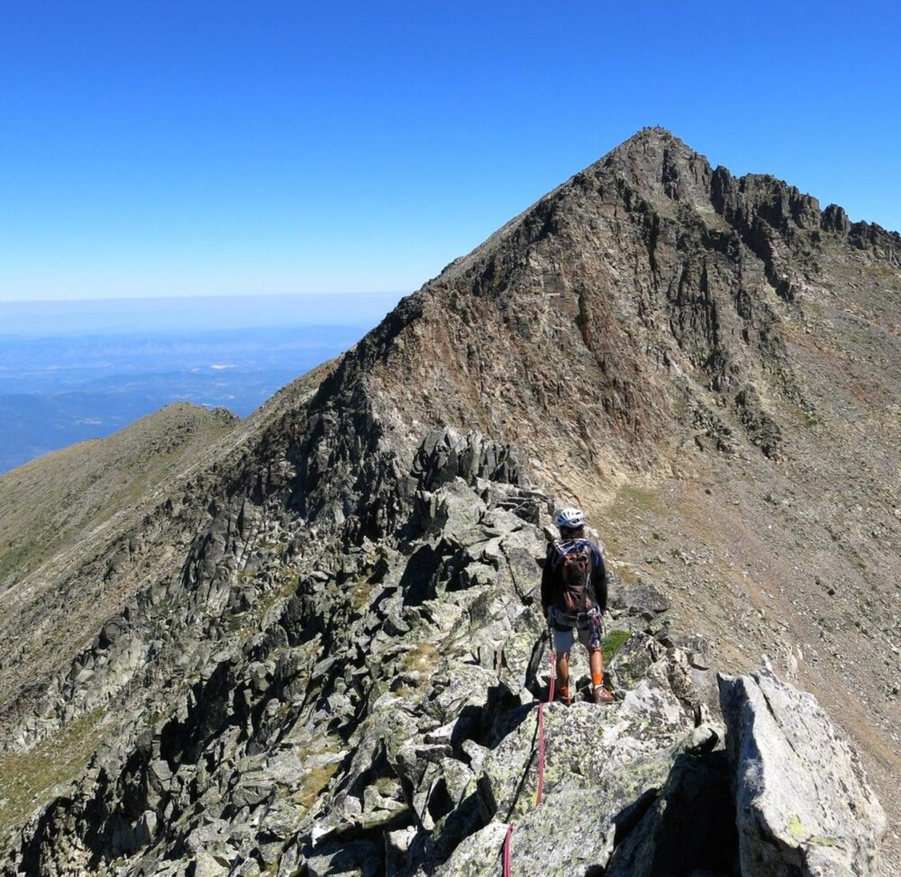 Vue au sommet du mont du Canigou après une randonnée.