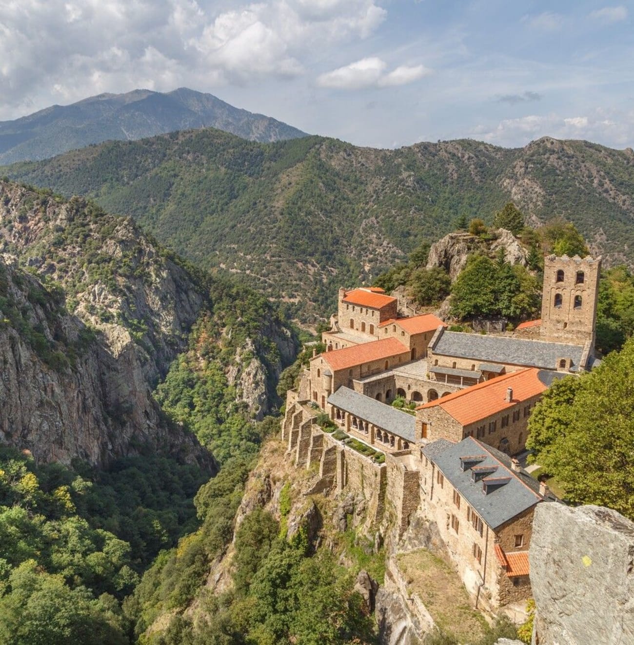 Photo de l'abbaye Saint-Martin-de-Canigou à proximité du pic du Canigou.