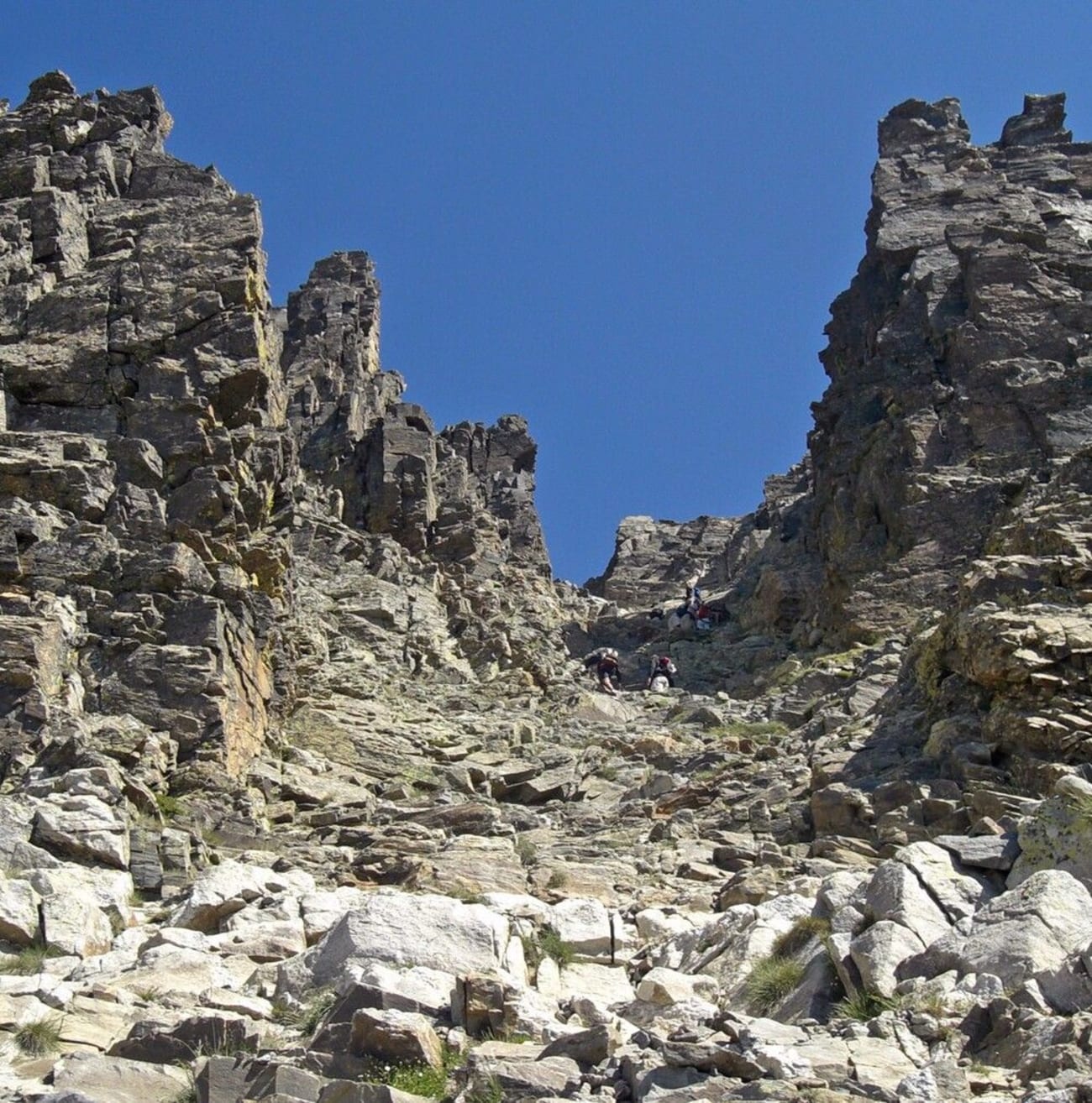 Randonneurs en train de marcher sur la cheminée du Canigou afin d'accéder au pic du Canigou.