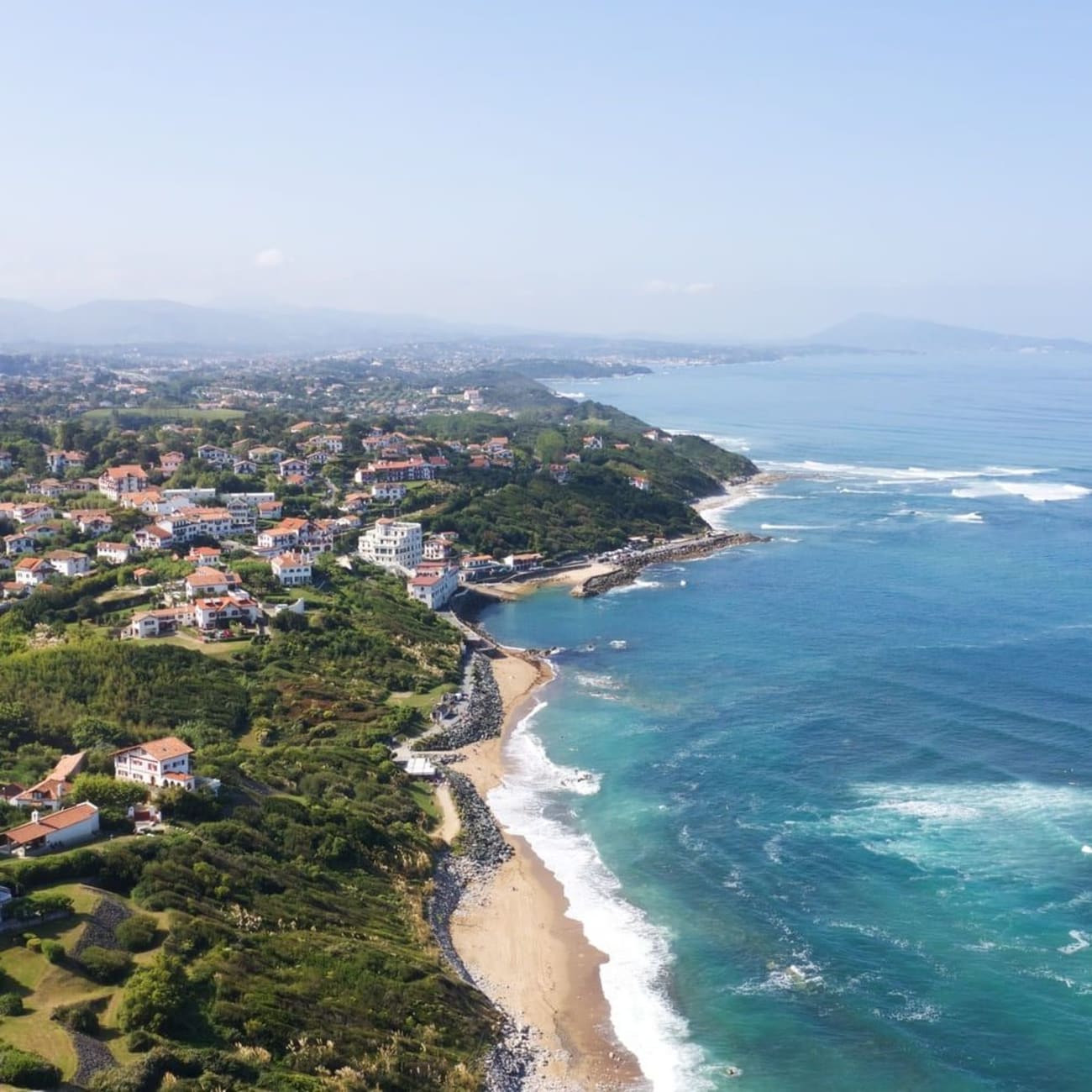 Randonnée Pays basque : côte avec maisons et verdure, mer bleue