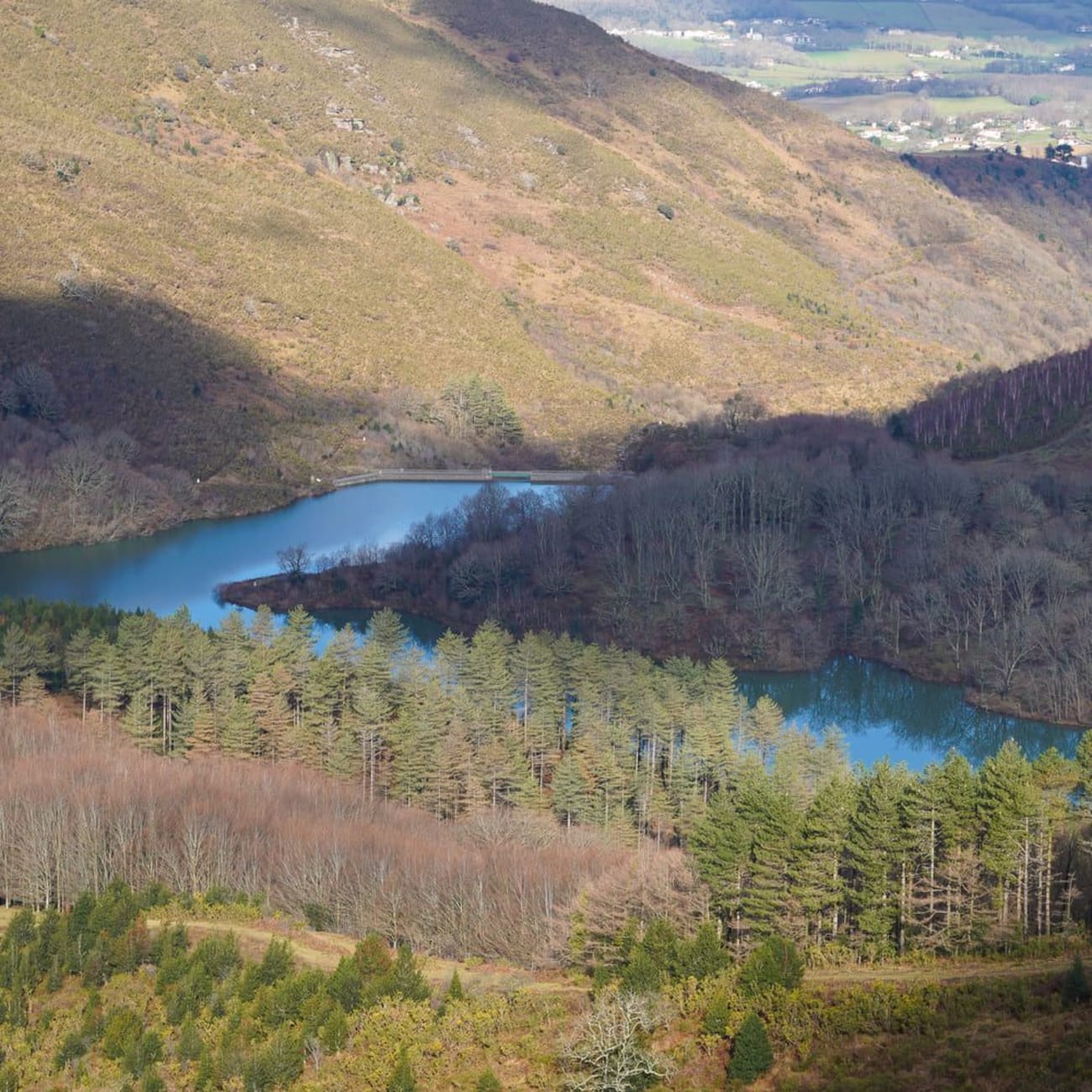 Randonnée Pays basque : eau serpentant entre montagnes