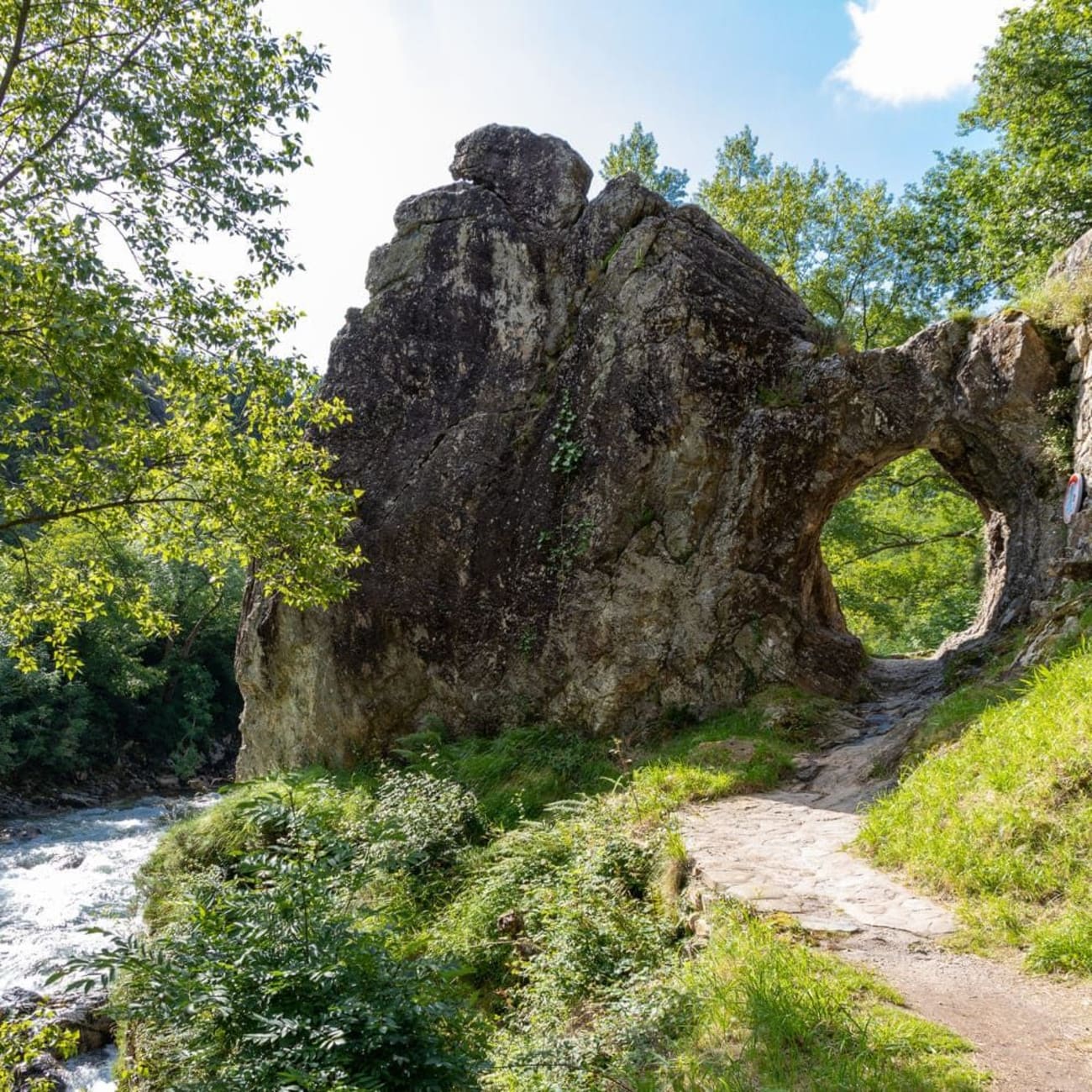 Randonnée Pays basque : trou dans roche sur sentier