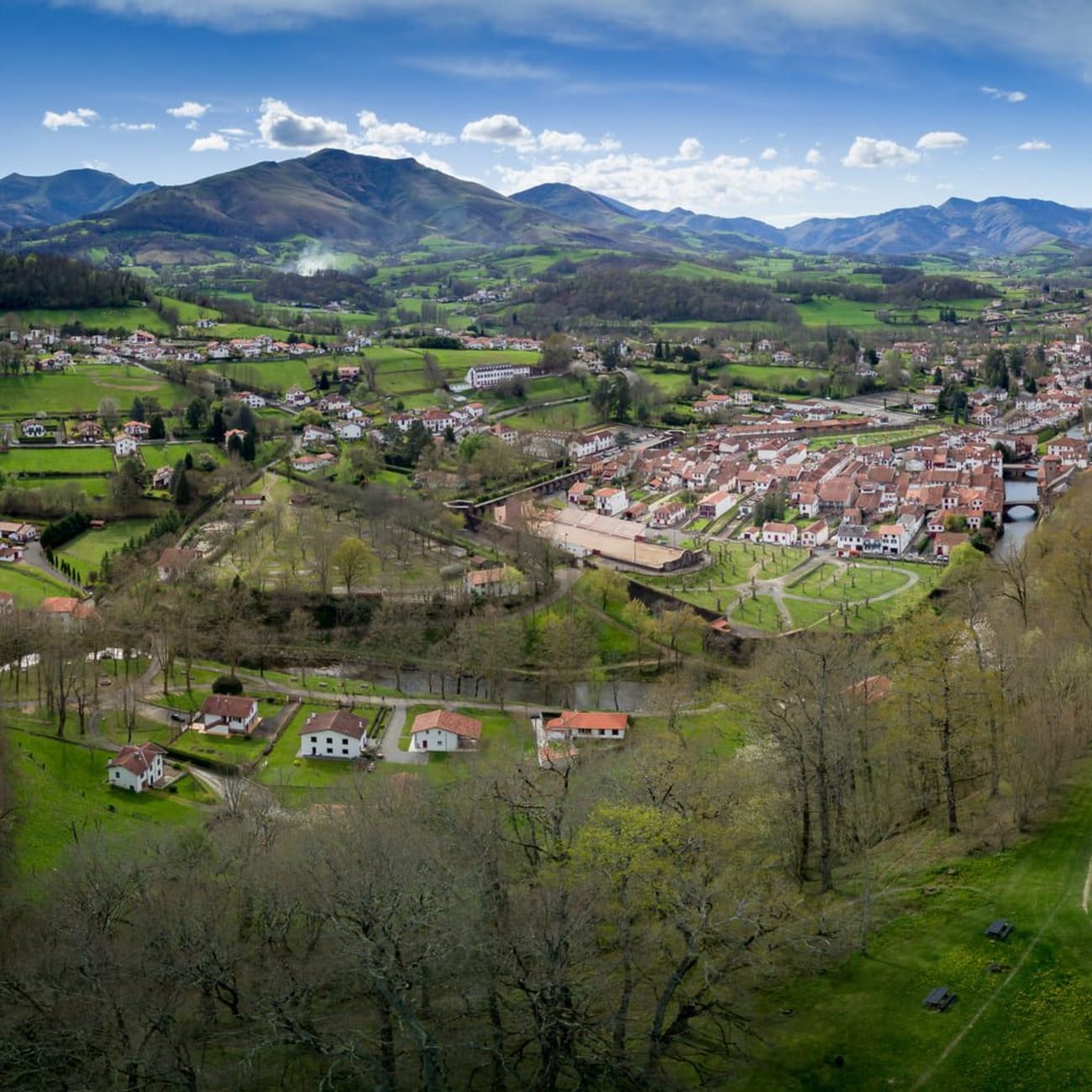 Randonnée Pays basque : vue aérienne ville avec maisons et montagnes environnantes