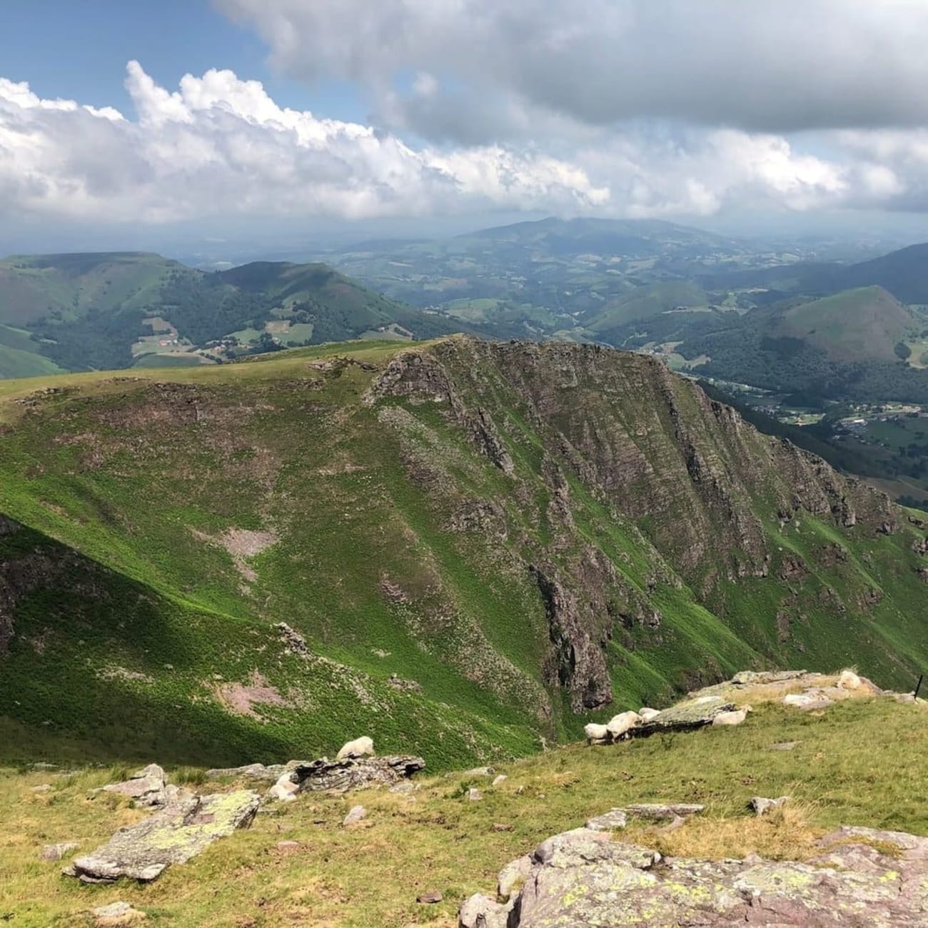 Randonnée Pays basque : crête montagneuse rocheuse et verdoyante, et montagnes au loin