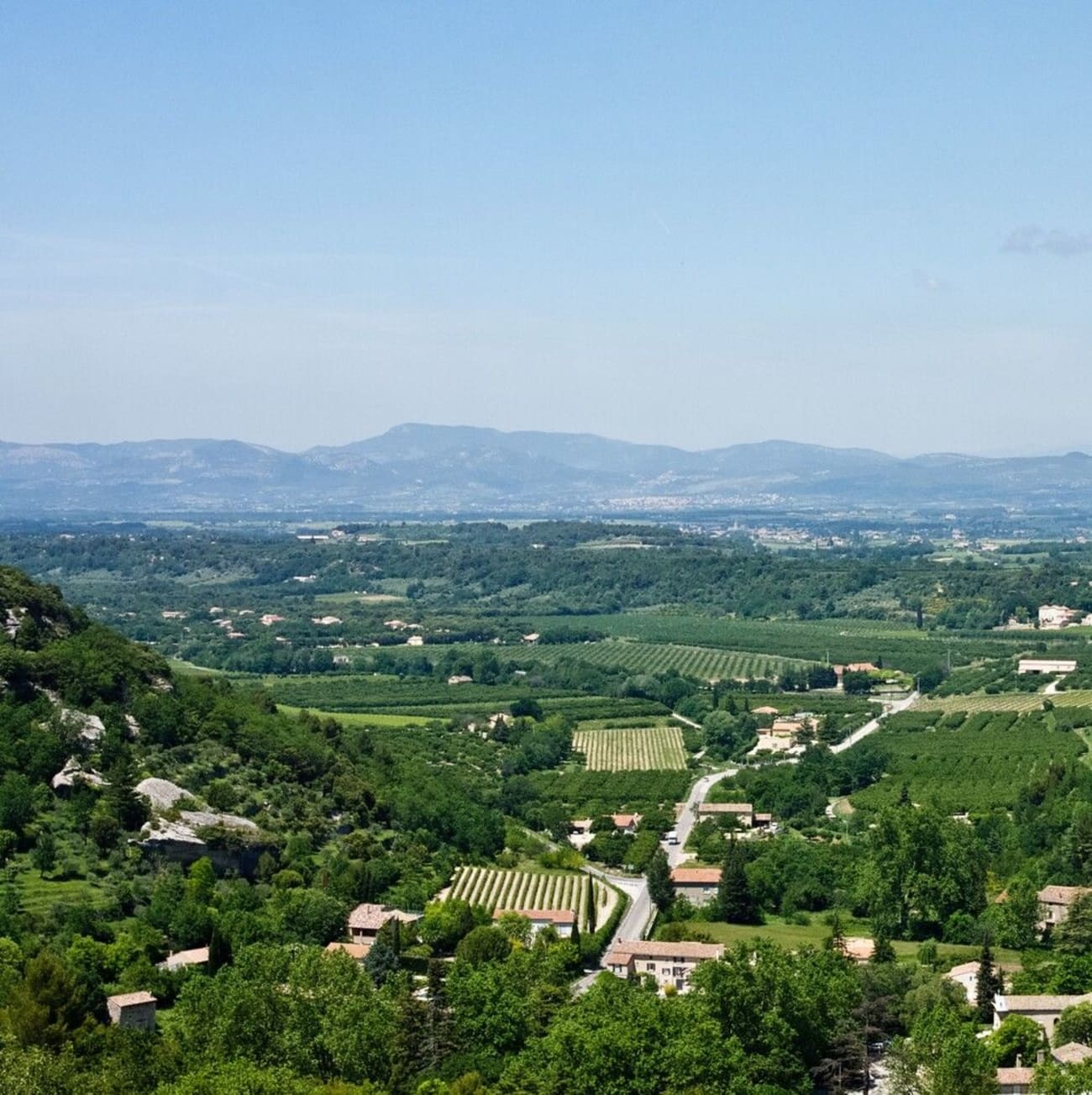 Vue sur le village de Venasque à proximité de la Nesque.