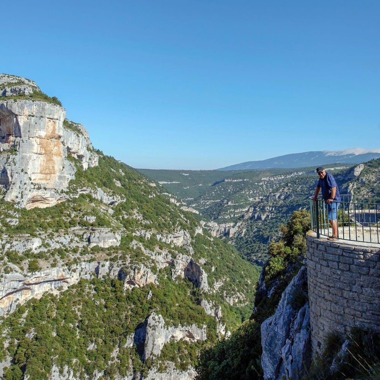 Photo du rocher de Cire et du belvédère de Castellaras dans les gorges de la Nesque.