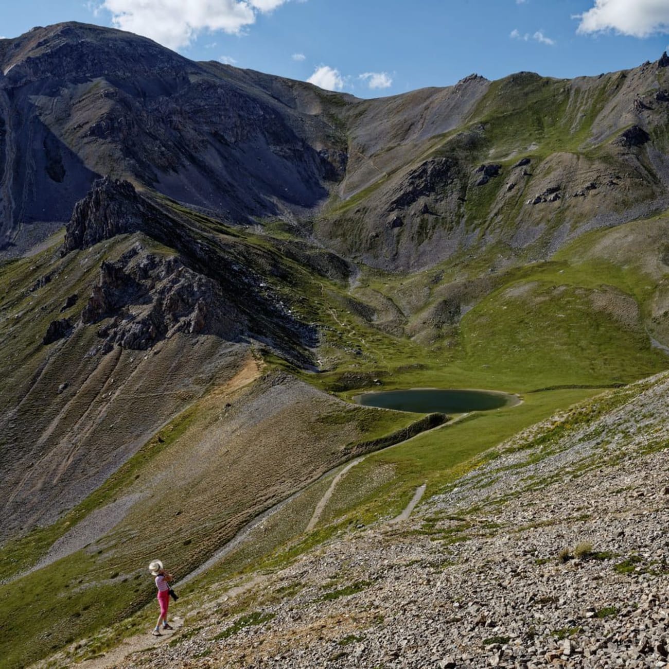 Randonnée Queyras : étendue d'eau ronde au milieu des montagnes