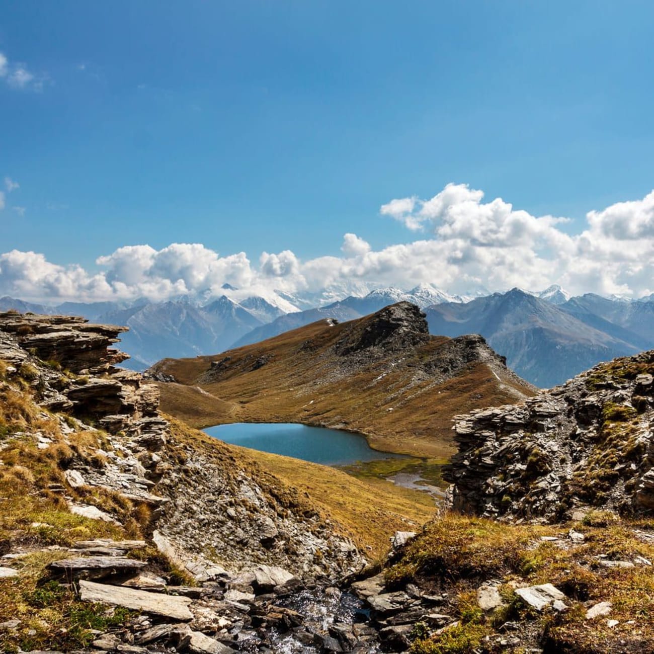 Randonnée Queyras : étendue d'eau au milieu de montagnes rocheuses