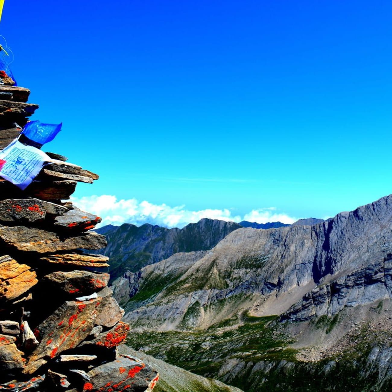 Randonnée Queyras : tas de pierres en haut d'une montagne