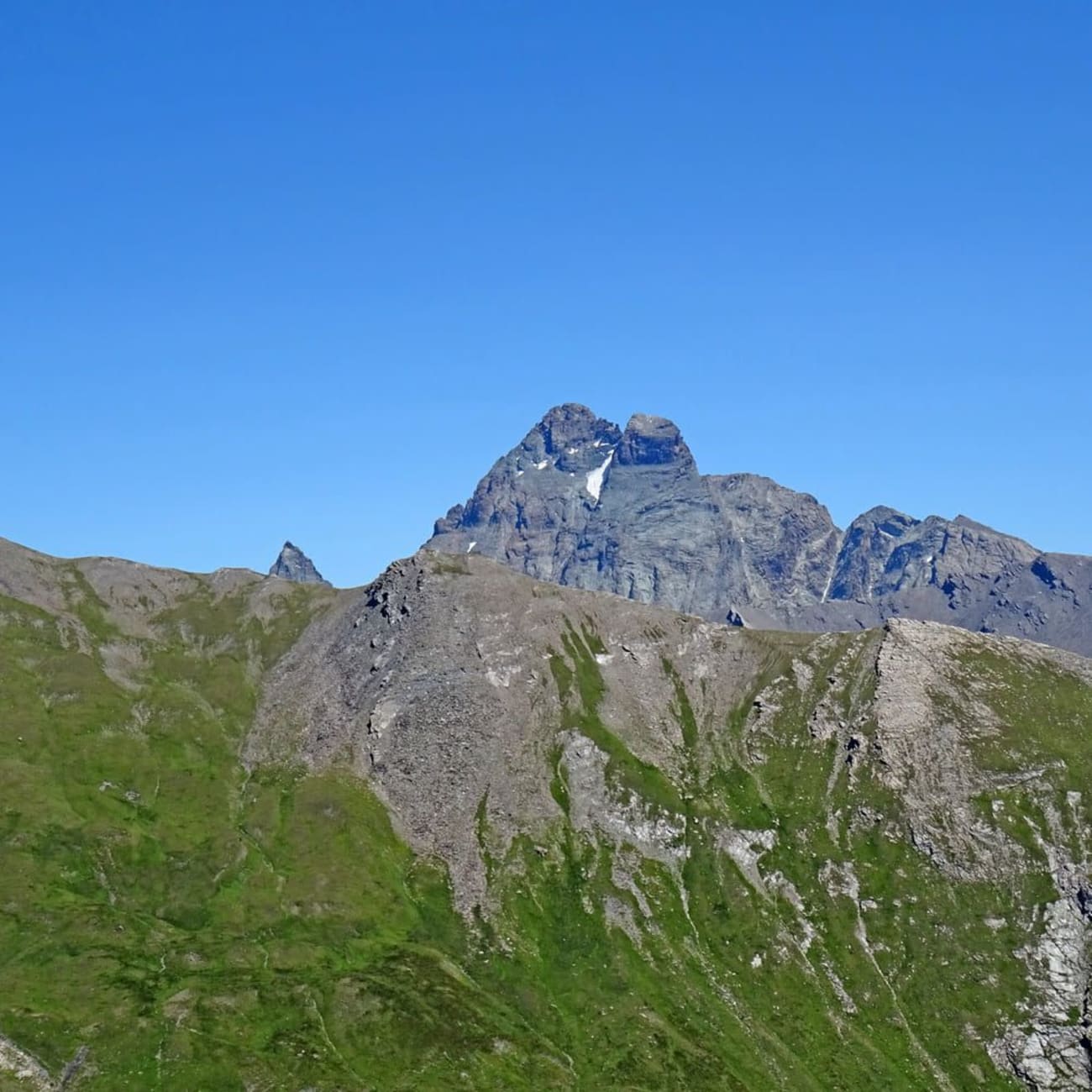 Randonnée Queyras : pic rocheux dominant les montagnes