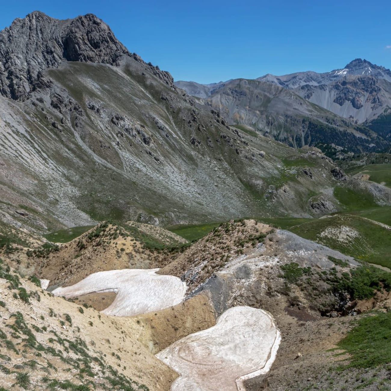 Randonnée Queyras : grandes montagnes rocheuses et verdure