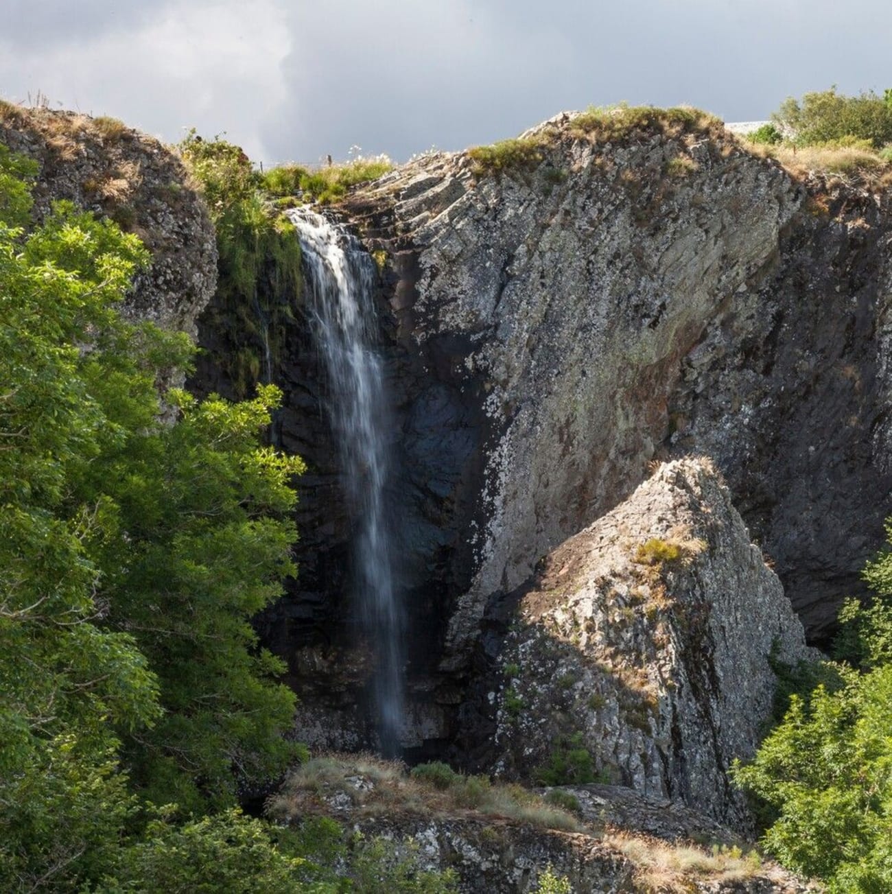 Photo de la cascade du Déroc, la plus haute du plateau de l'Aubrac..jpeg