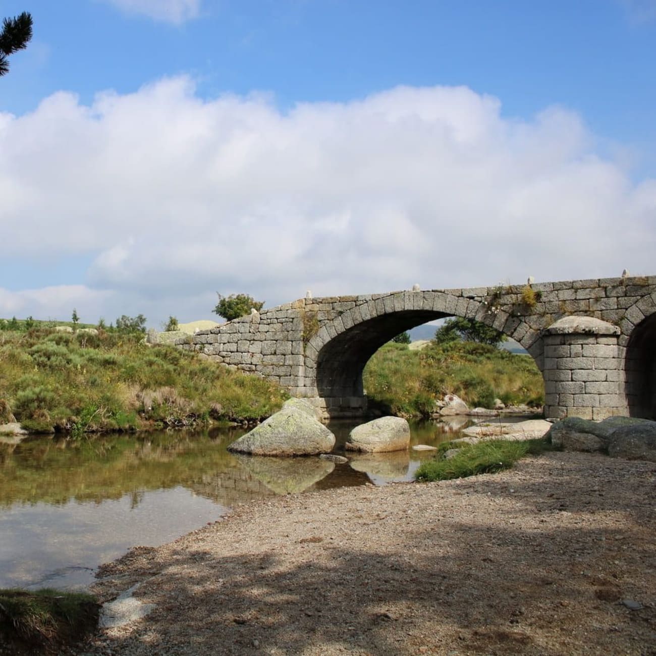 Randonnée mont Lozère : pont en blocs de pierre au-dessus rivière avec blocs granitiques