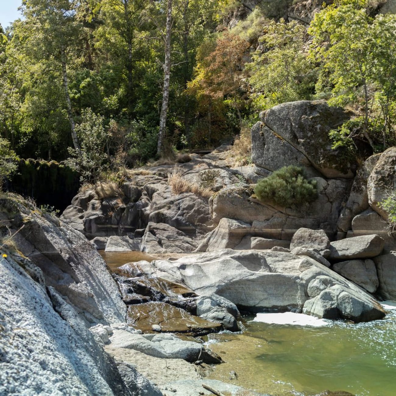 Randonnée cascade du Donozau : eau limpide sur blocs de pierre clairs