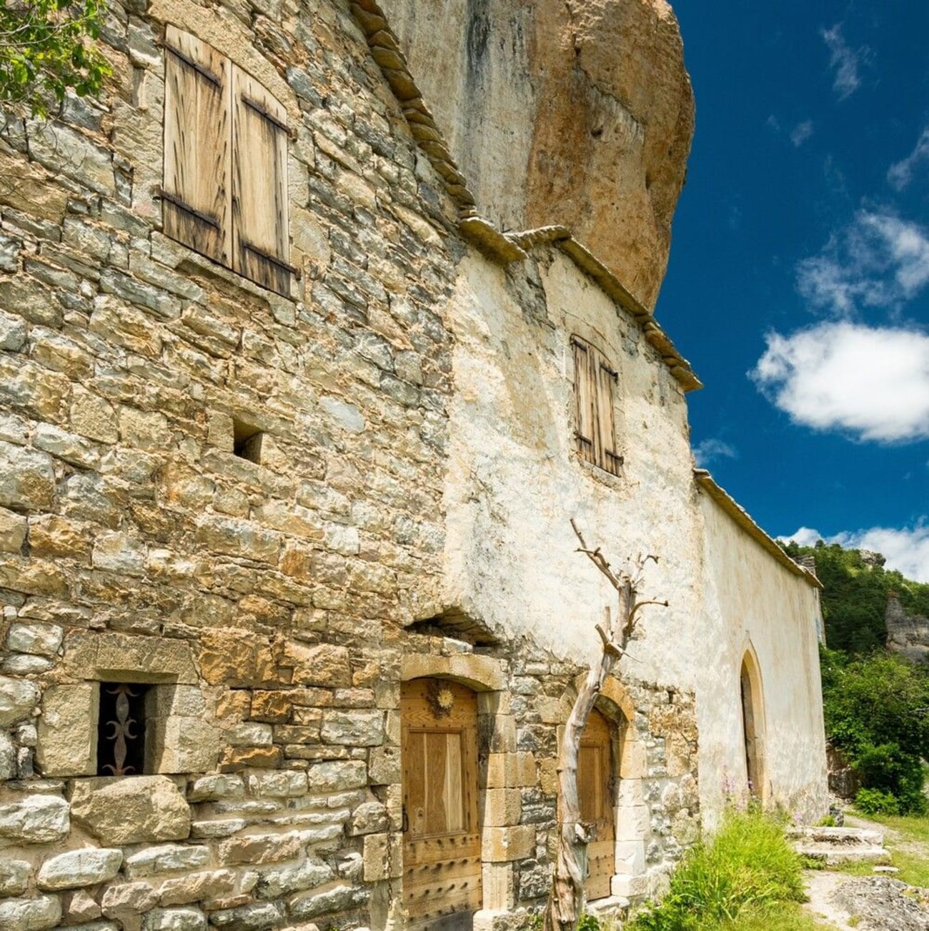 Photo du hameau troglodyte de Saint-Marcellin dans les gorges du Tarn.