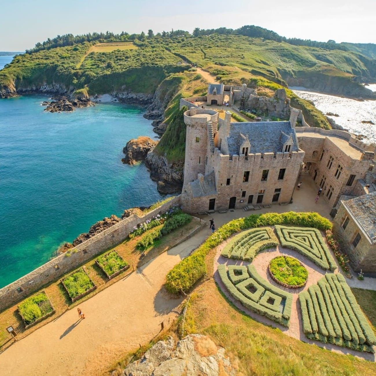 Randonnée cap Fréhel : vue aérienne sur le fort La Latte et ses jardins