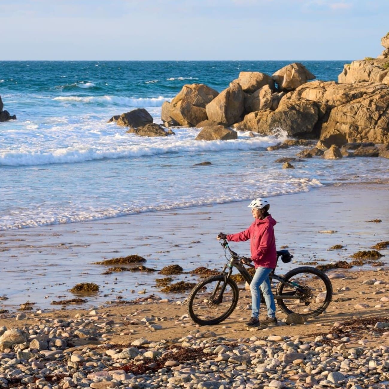 Vélo au cap Fréhel : cycliste sur une plage auprès du cap Fréhel